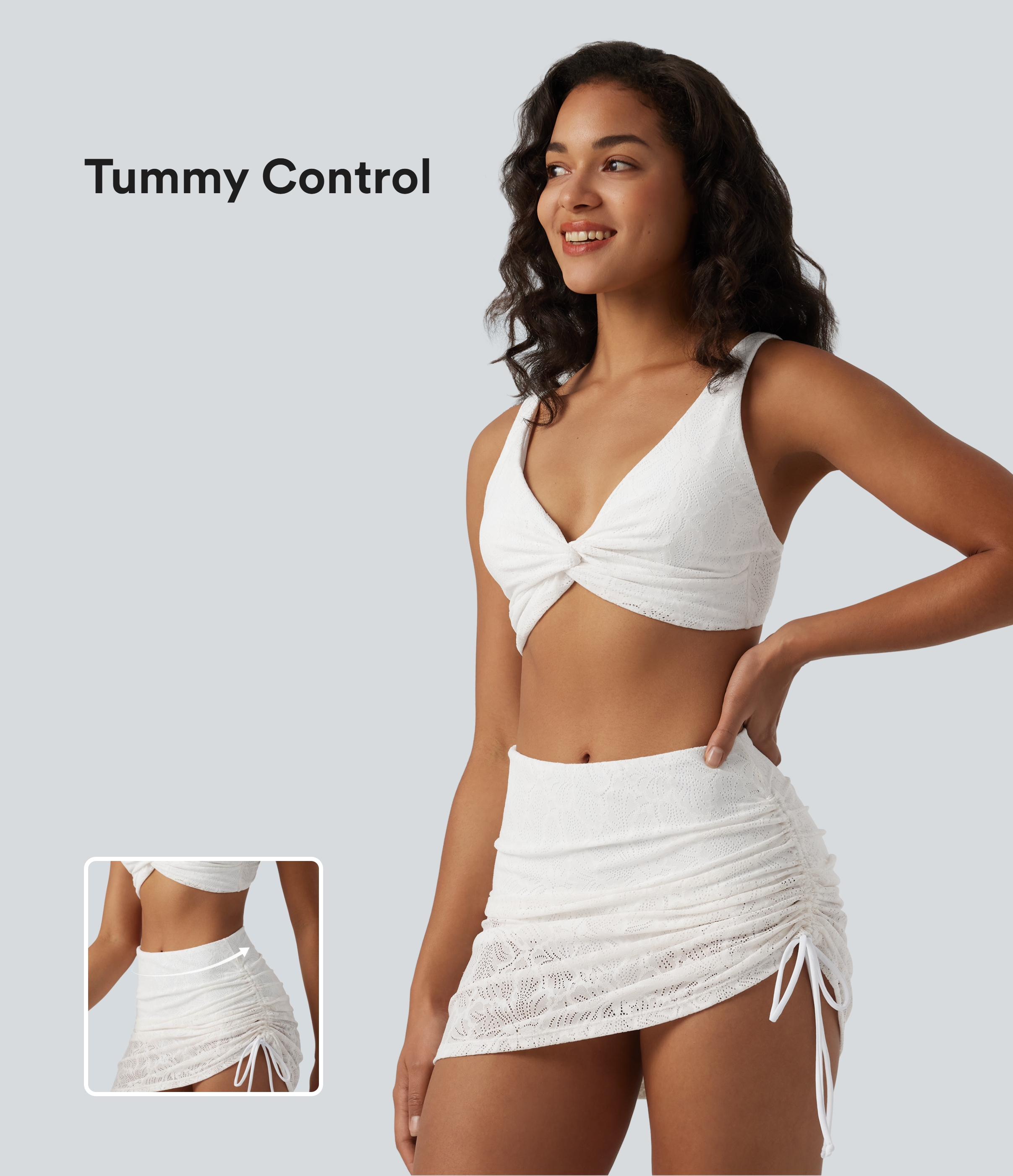 Bikini-Set bestehend aus einem Crossover-Top mit tiefem V-Ausschnitt und verstellbaren Trägern und einem 2-in-1 Unterteil mit Bauchkontrolle, seitlichem Kordelzug und Kontrastspitze 