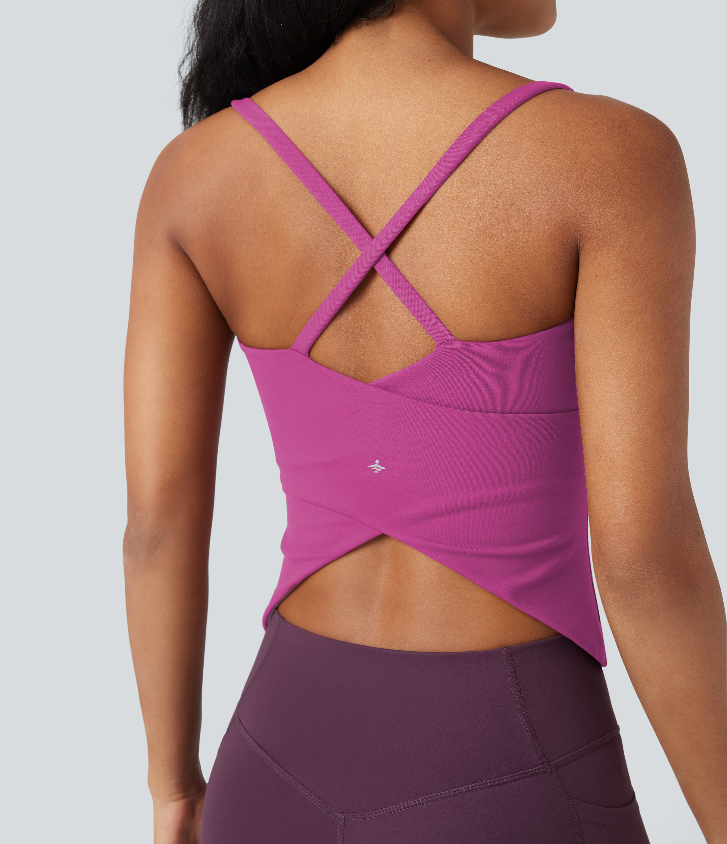 Top cami de yoga à encolure empiècement, dos croisé et ourlet croisé