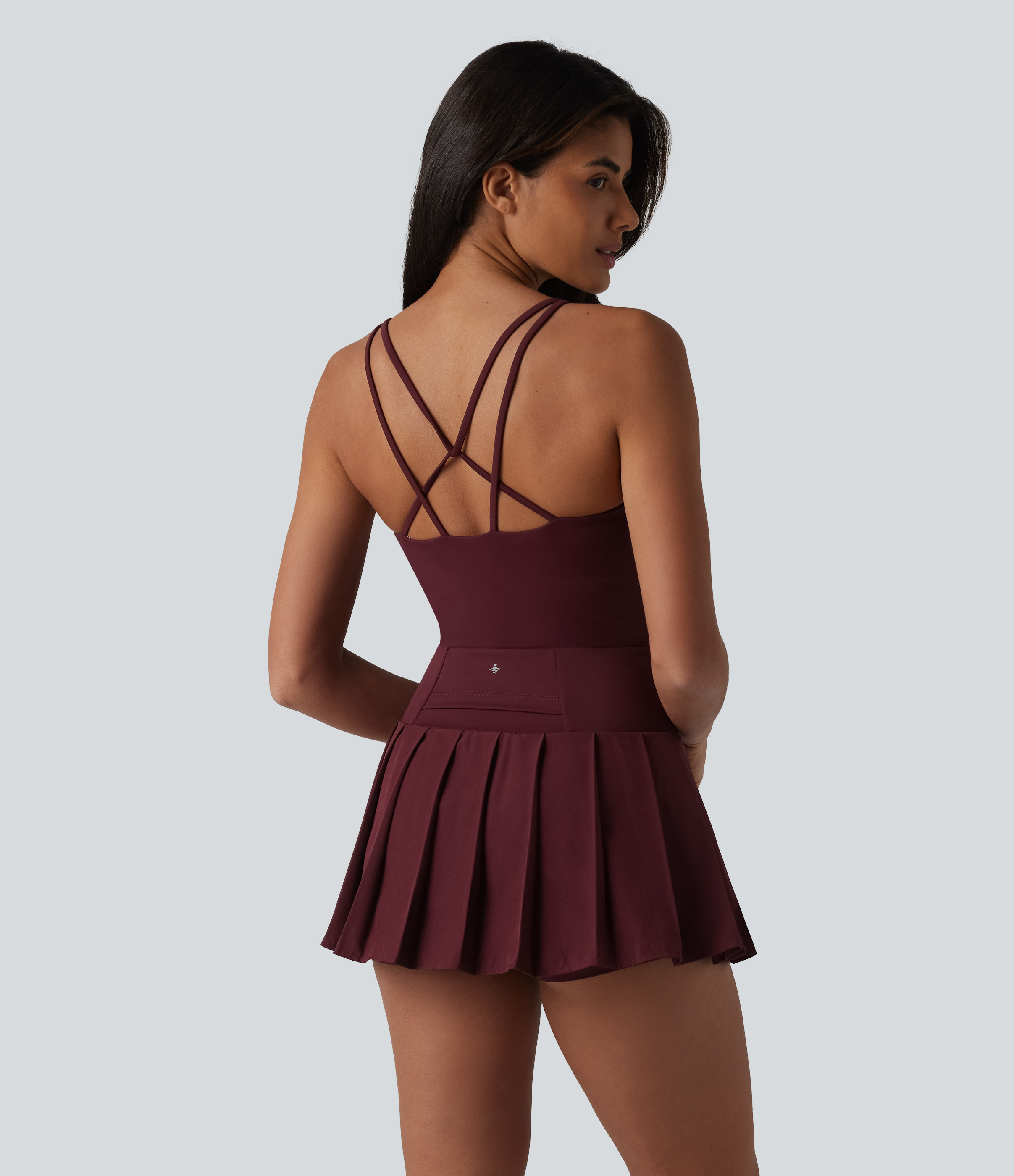Berry Red Robe sport mini 2-en-1 à bretelles col U, dos nu croisé, plissée à ourlet asymétrique, soutien-gorge intégré et poches / 2