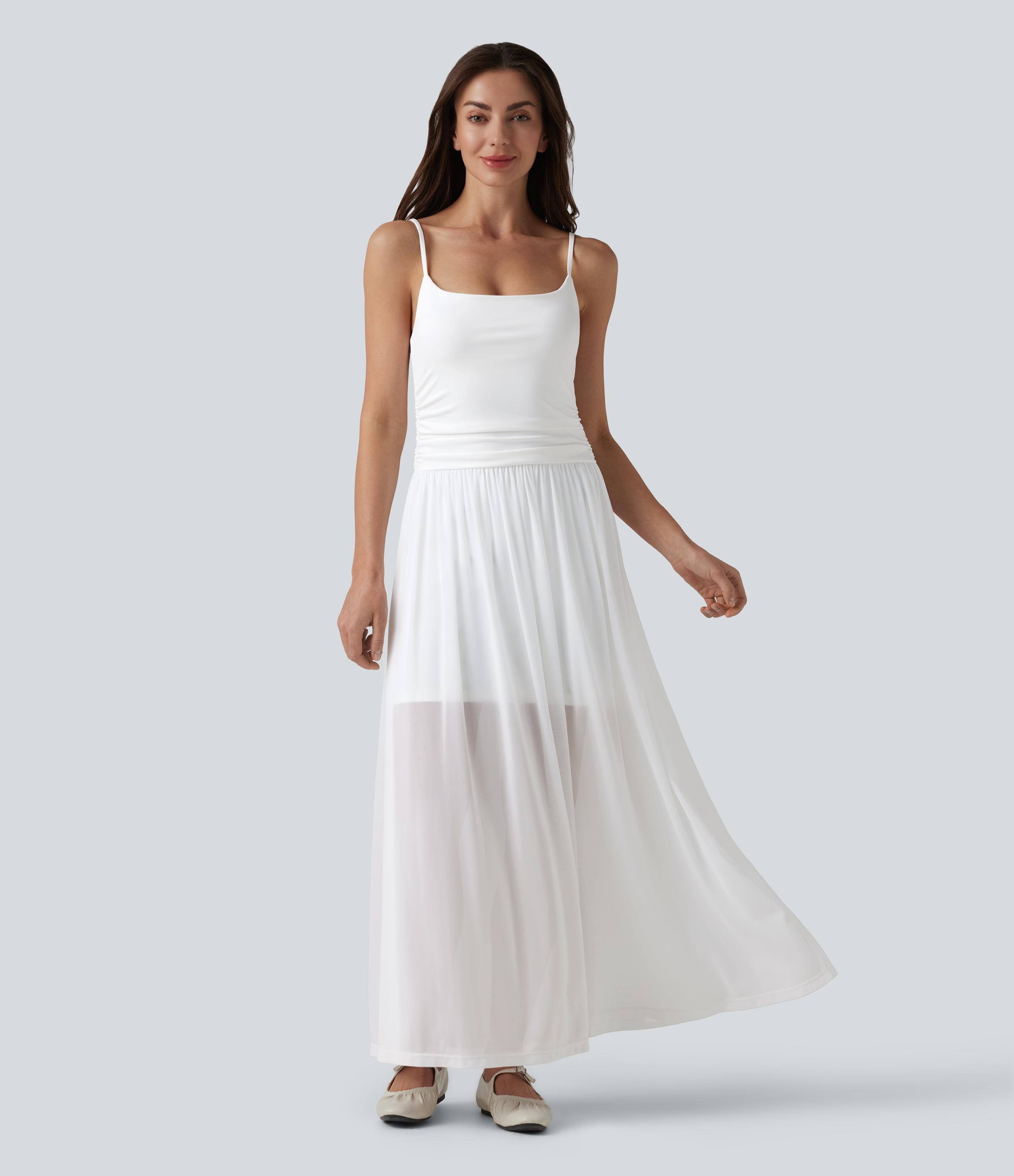 Robe nuisette maxi décontractée et fluide, à bretelles réglables, détails froncés, empiècement en mesh contrastant et soutien‑gorge intégré.