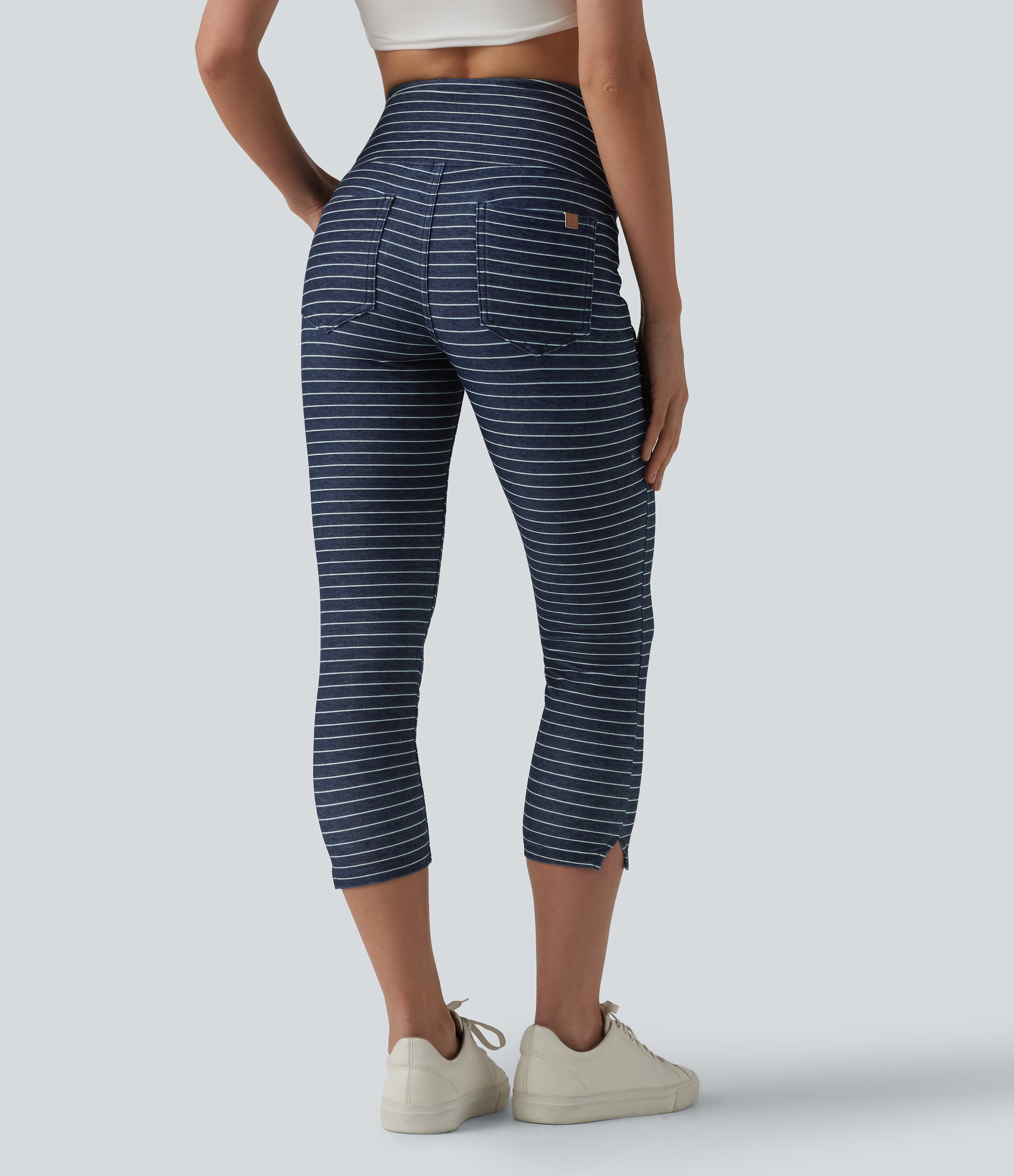 Inkling Blue Denim Halara Flex™ - Lässige Capri-Leggings aus Denim mit hohem Bund, Gesäßtaschen, Bauchkontrolle, Streifen und Schlitz / 2