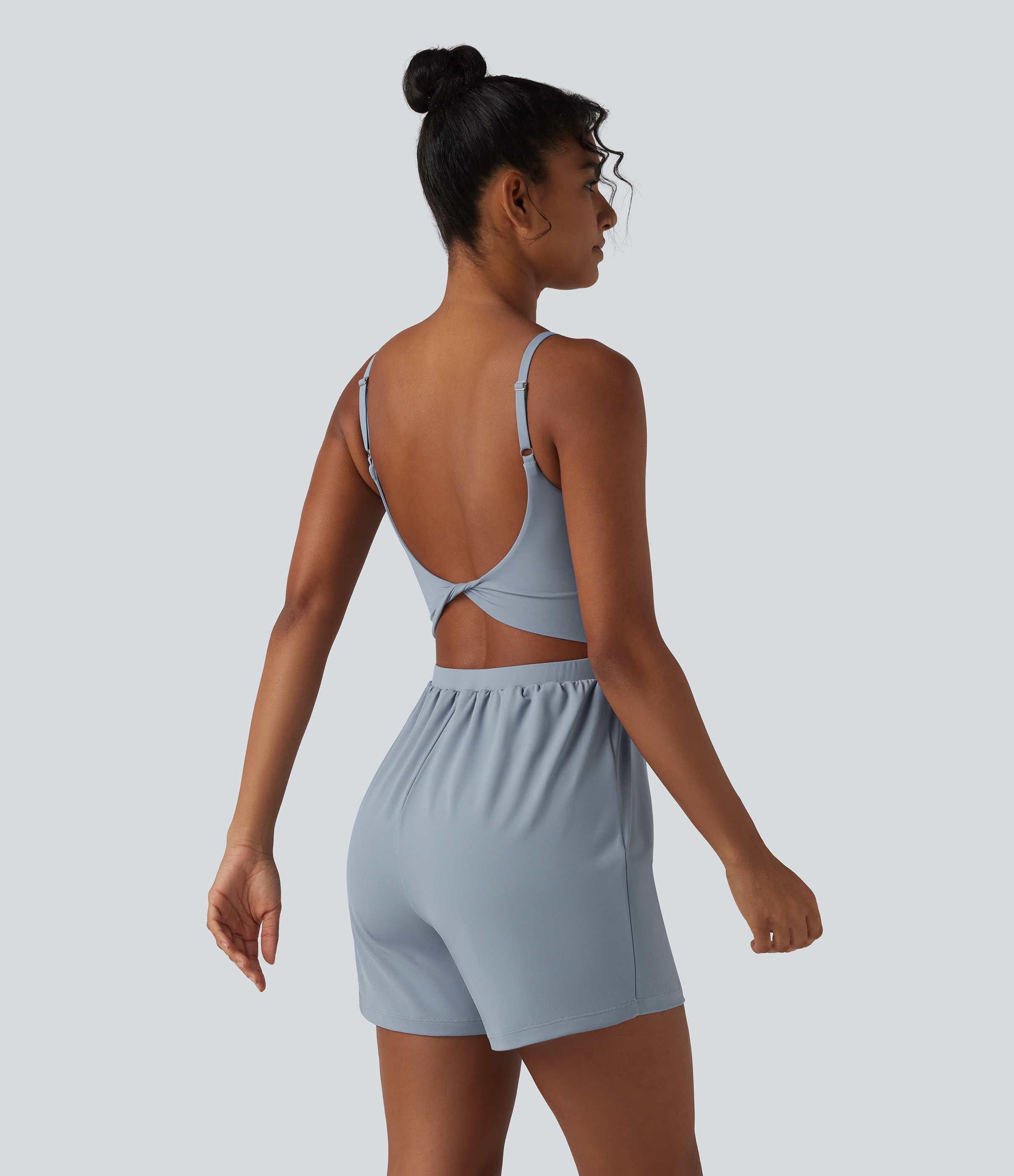 SoftlyZero™ luftiger, gedrehter rückenfreier Yoga-Overall mit verstellbaren Trägern, 2-in-1 integriertem BH, Cool Touch und Tasche – kinderleicht
