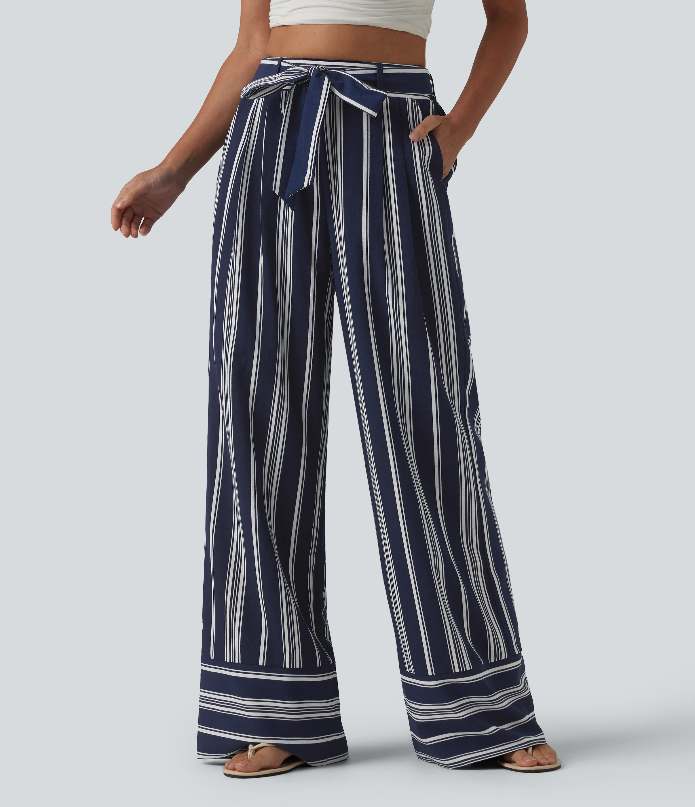Baggy-Hose mit hohem Bund, Seitentaschen, Streifen und Gürtel