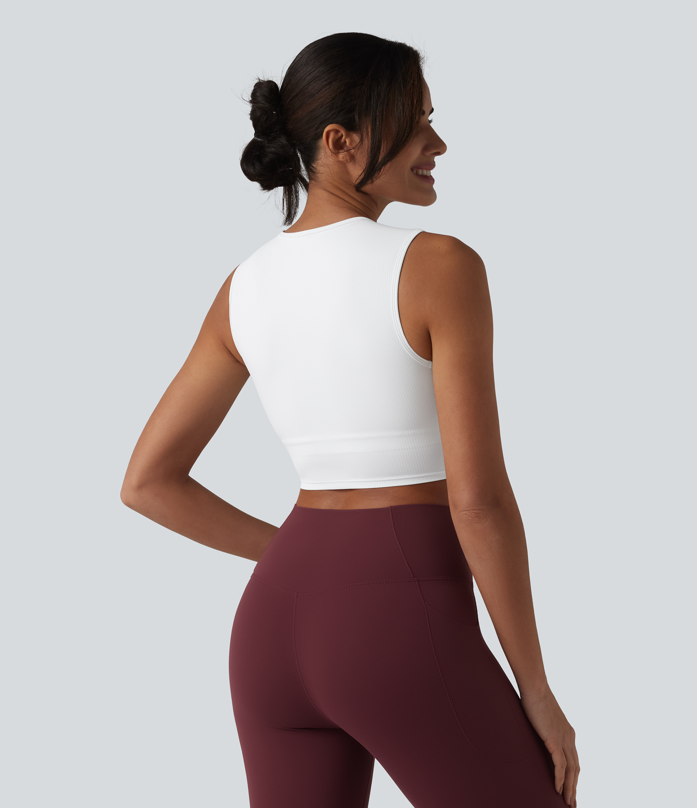 Frost White Rippstrick mit gedrehtem Mesh-Overlay, integrierter BH, Cool-Touch, geruchshemmend, kurzes Yoga-Trägershirt – UPF40+ / 2