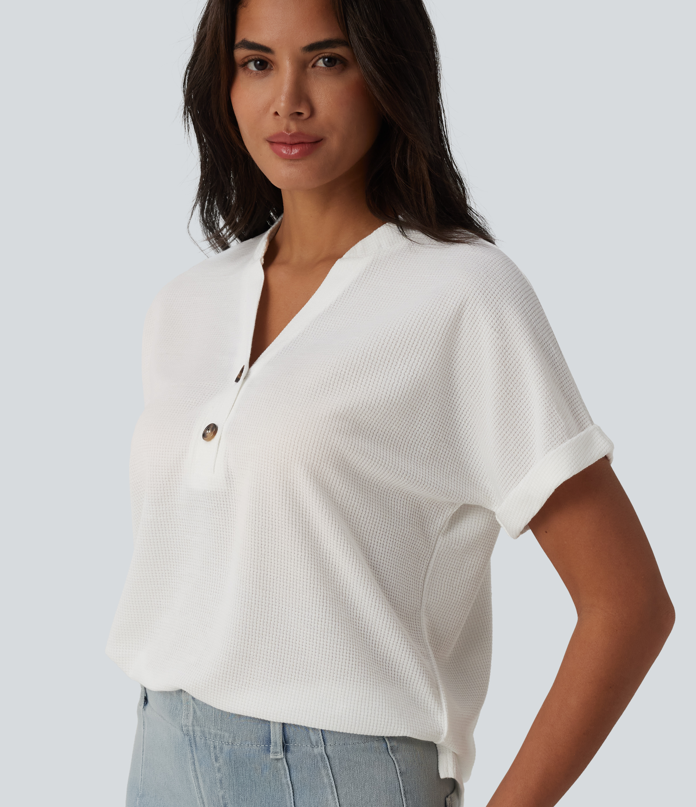 T-shirt casual en tissu gaufré col V à manches chauve-souris et boutons