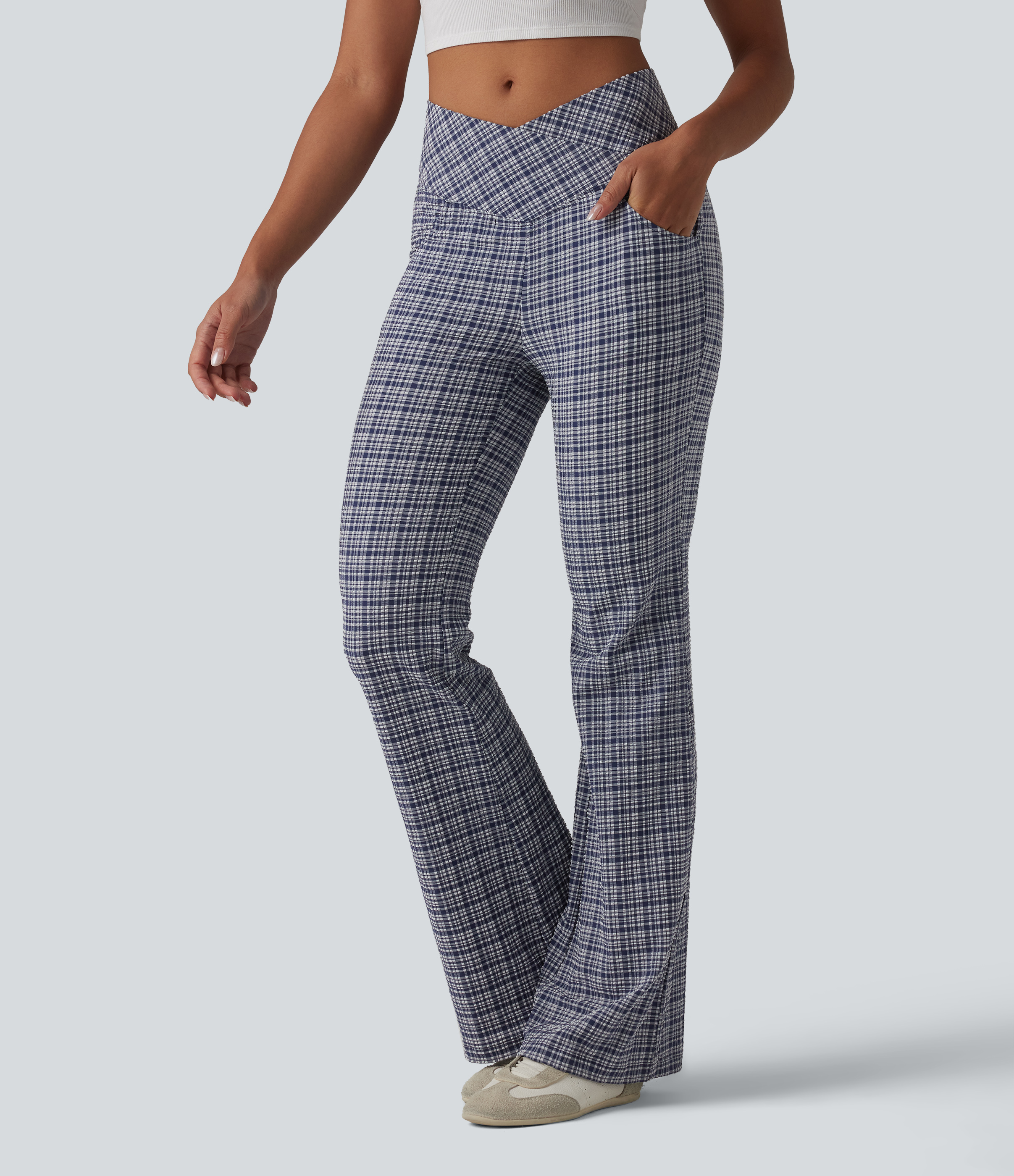 Hoch taillierte Crossover-Hose mit bauchformender Wirkung, kariertem Crinkle-Stoff, schnelltrocknend und ausgestelltem, legerem Schnitt – mit Taschen.
