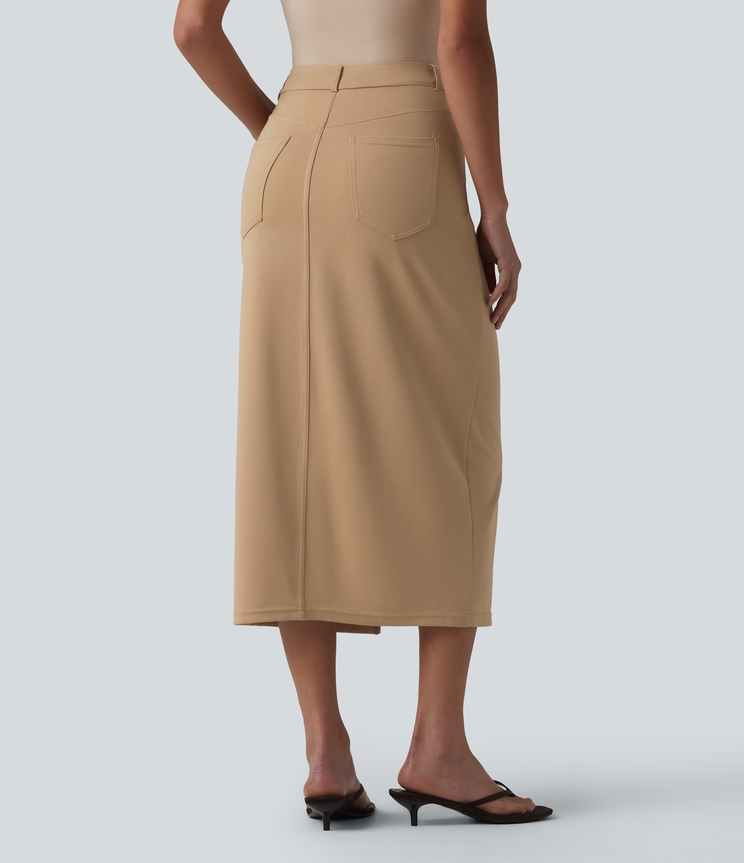 Tan Falda lápiz midi asimétrica de talle medio con apertura y bolsillos / 2