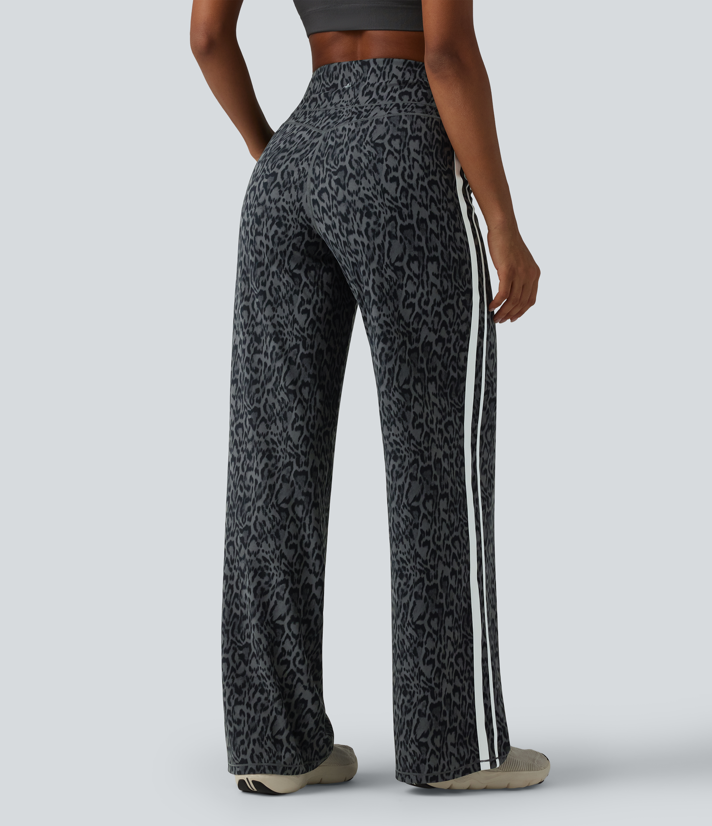 Shadow Leopard Halara UltraSculpt™ pantalones de yoga de pierna recta con estampado de leopardo, cintura alta, control abdominal, franjas laterales y bolsillos. / 2