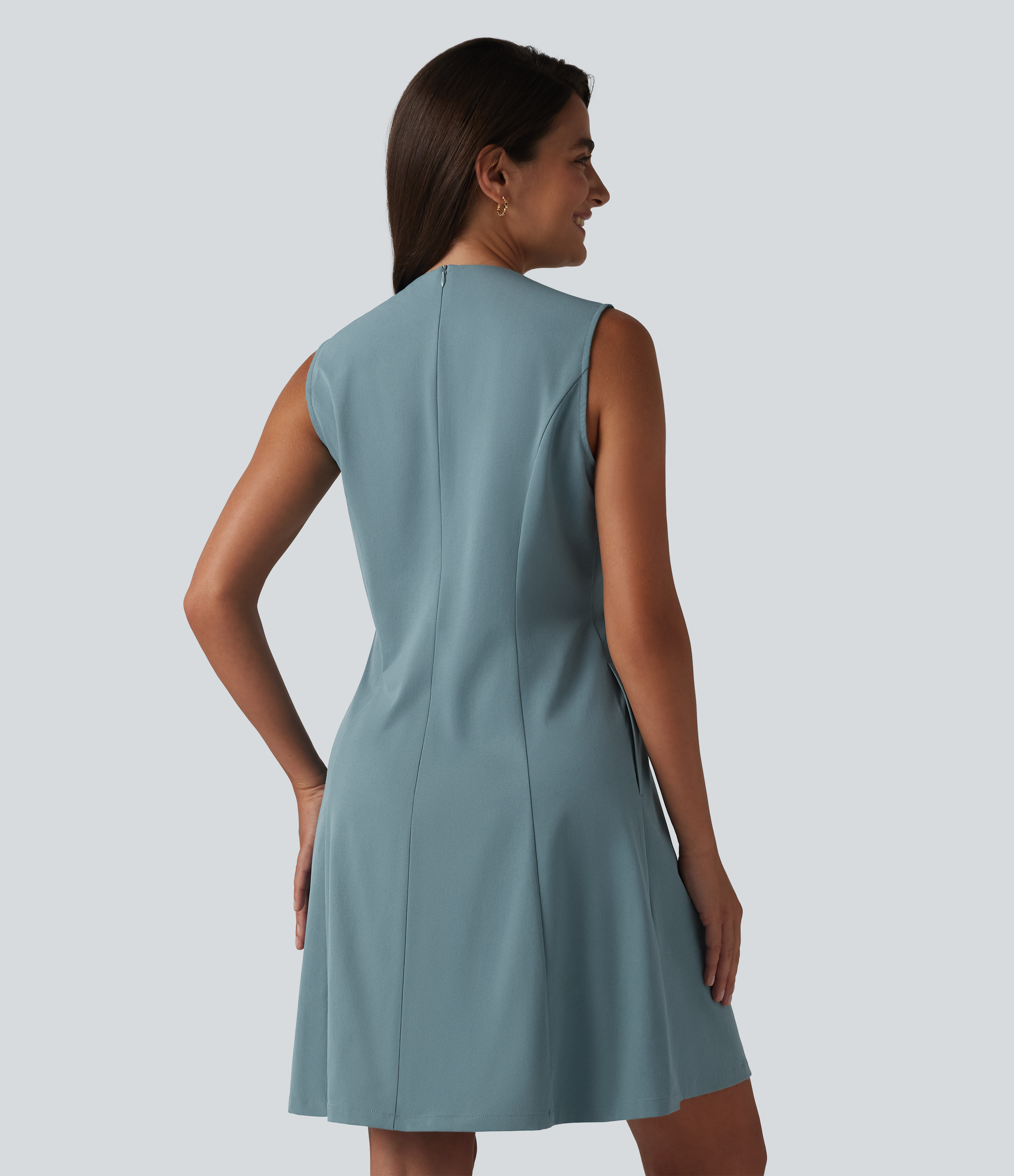 Stone Blue V-Ausschnitt, ärmelloses, plissiertes Mini-A-Linien-Kleid aus dehnbarem Popeline mit unsichtbarem Reißverschluss und Taschen / 2