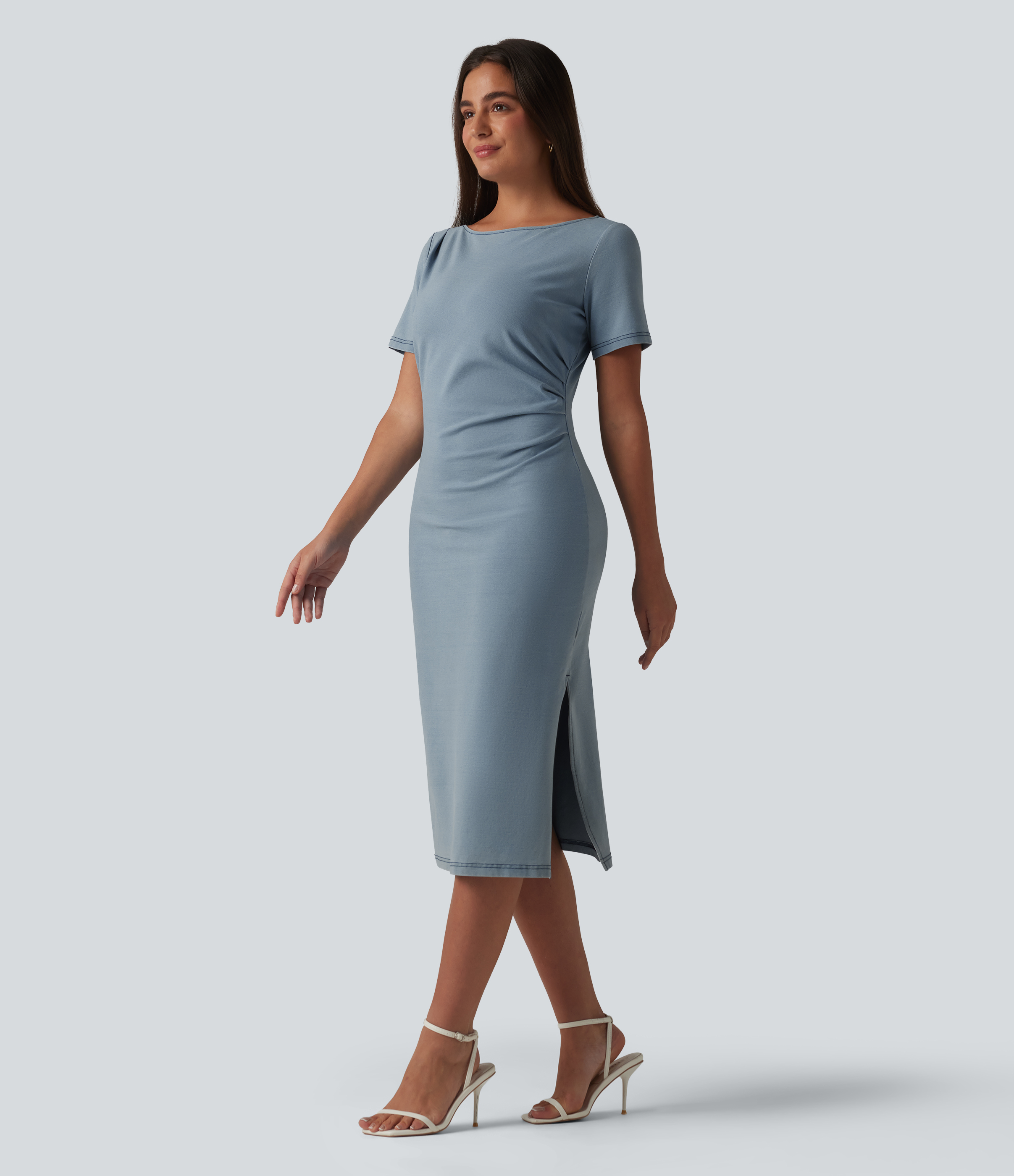 Halara Flex™ - Lässiges, gerafftes Midikleid aus Denim mit U-Boot-Ausschnitt, kurzen Ärmeln und Schlitz