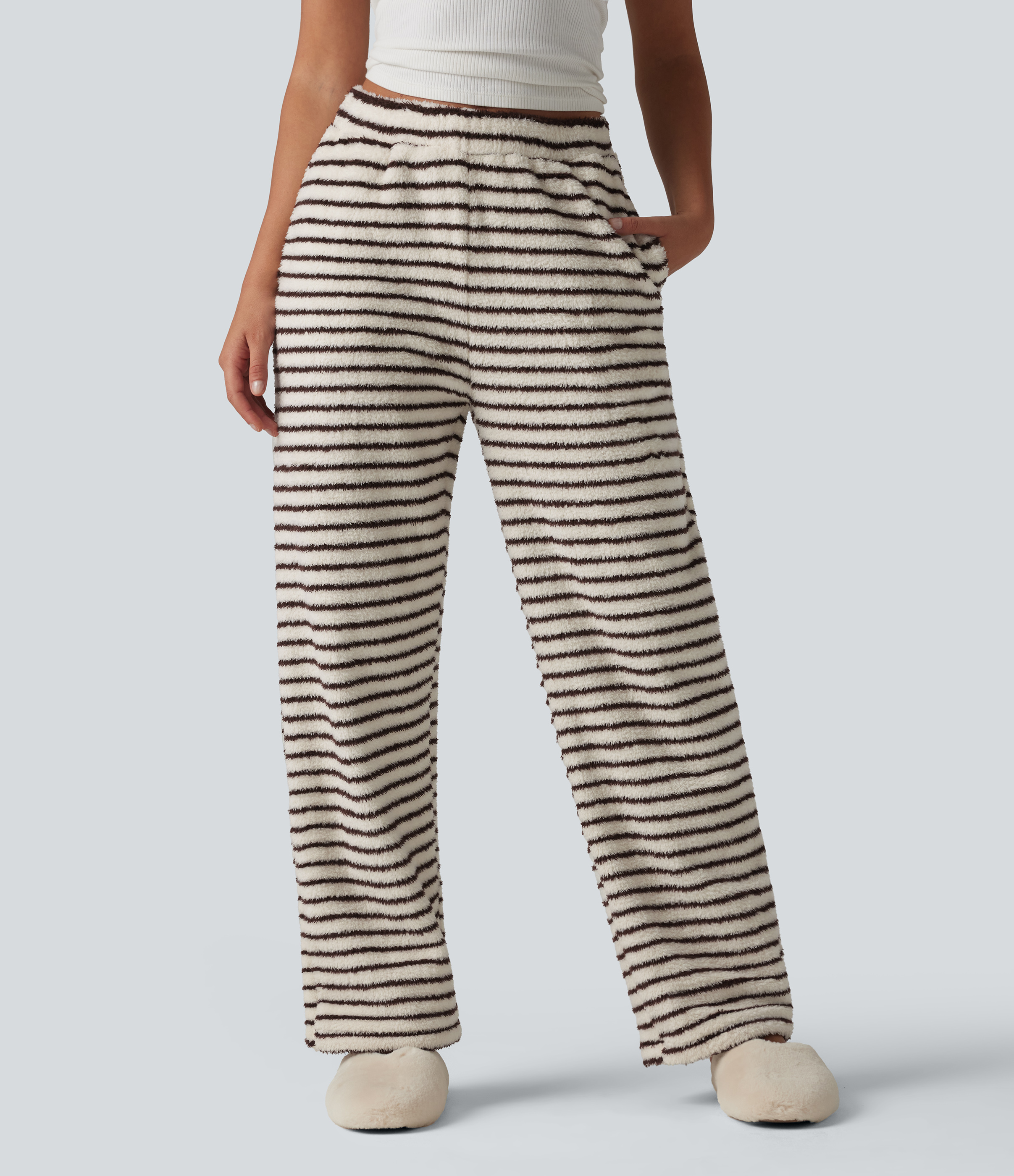 Pantalon de pyjama ample en flanelle, taille haute, poches latérales et rayures.