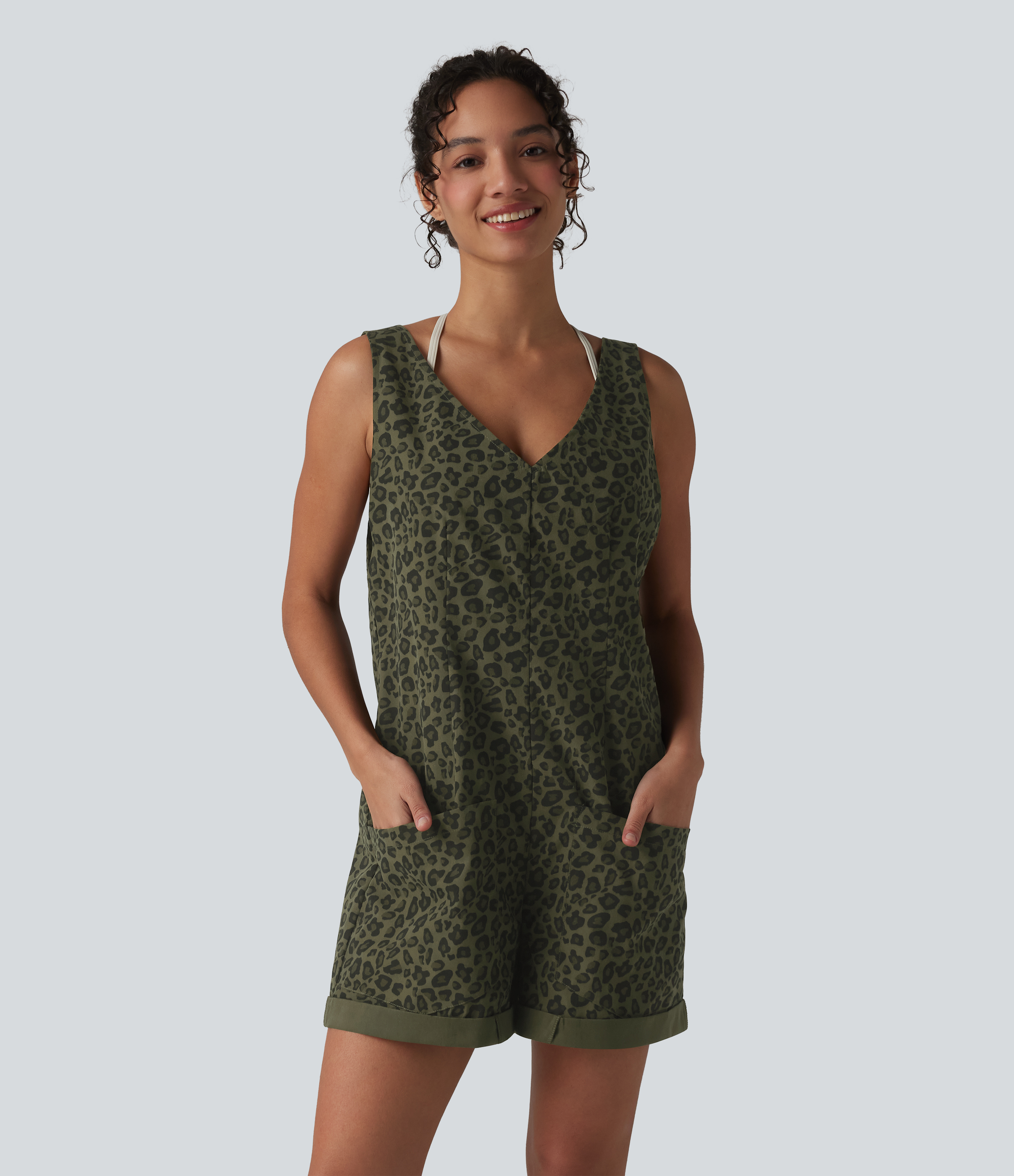 Salopette courte décontractée à imprimé léopard, bretelles réglables, ourlet roulé et poches