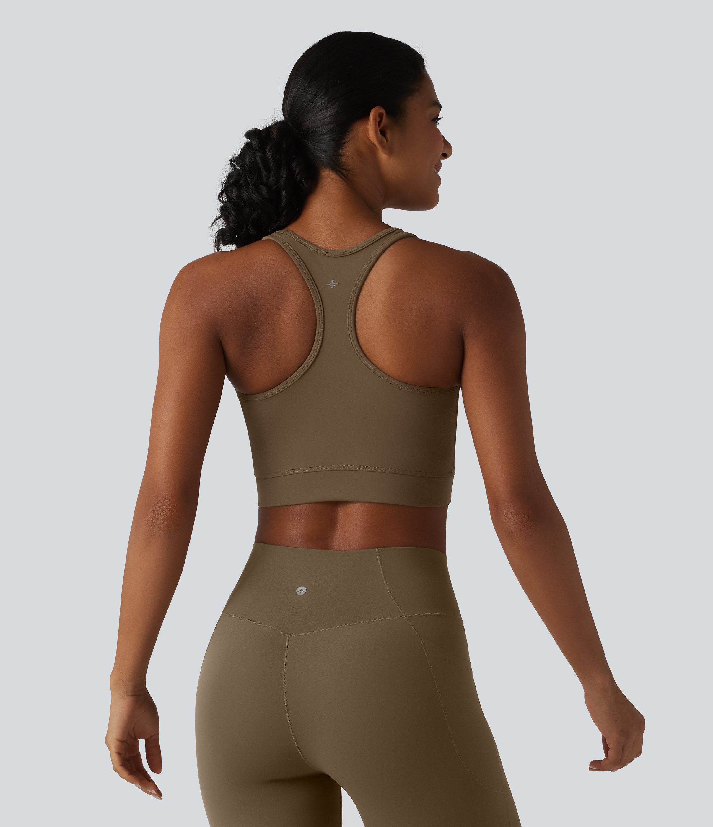 Chestnut Brown SoftlyZero™ vzdušné crop tílko na jógu s V‑výstřihem, racerbackem, překříženým lemem a integrovanou podprsenkou — zkrácené, s technologií InstantCool / 2
