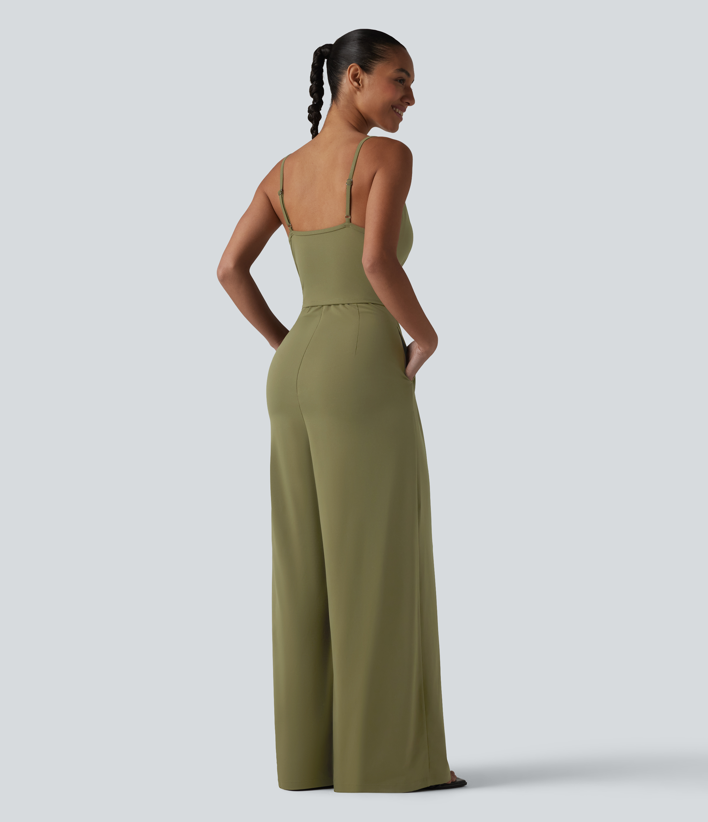 Capulet Olive Lässiger Jumpsuit mit V-Ausschnitt, Seitentaschen und integriertem BH - Easy Peezy Edition / 2