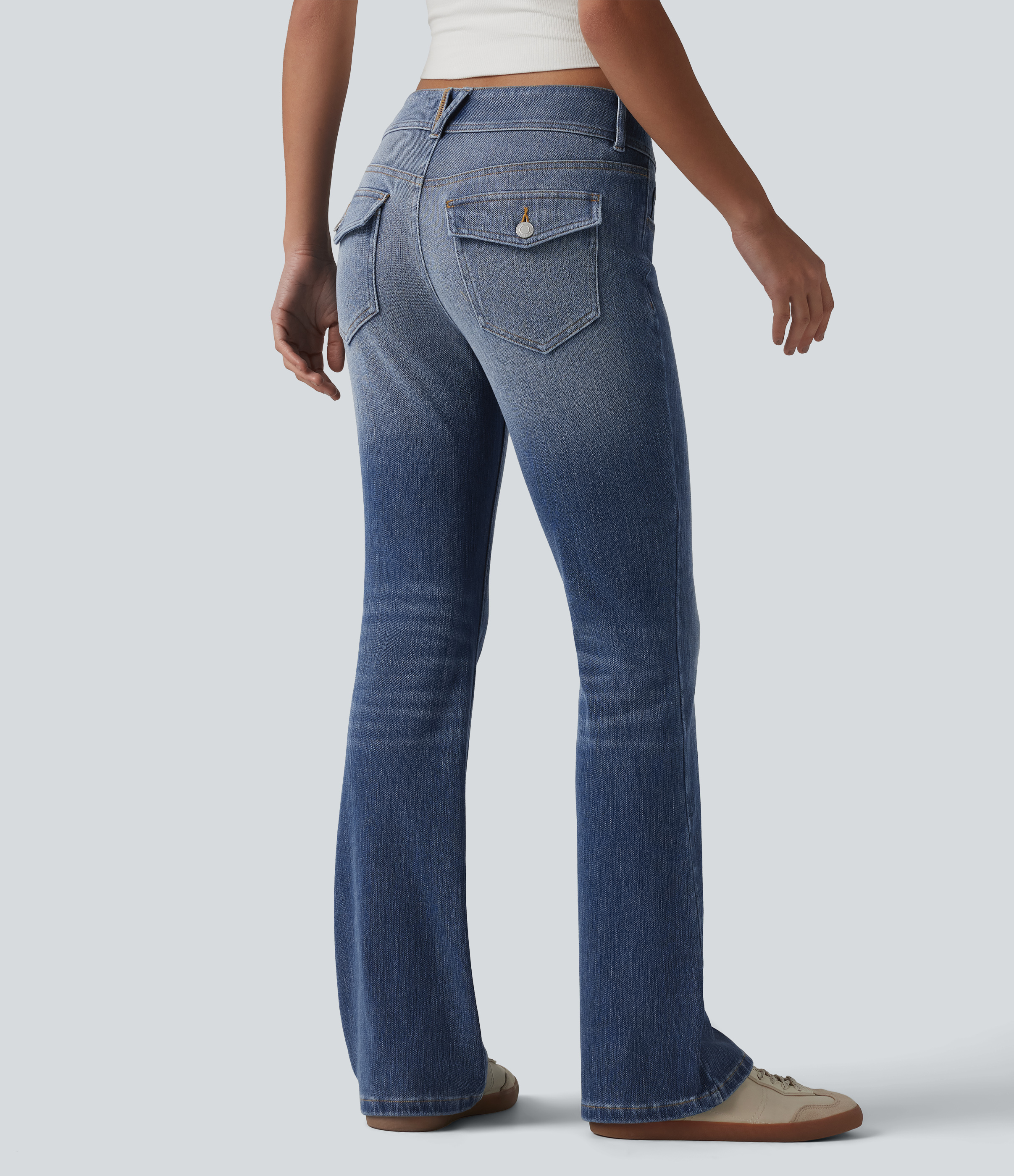 Tide Blue Denim Halara Flex™ - Lässige Bootcut-Jeans mit niedrigem Bund und mehreren Taschen / 2