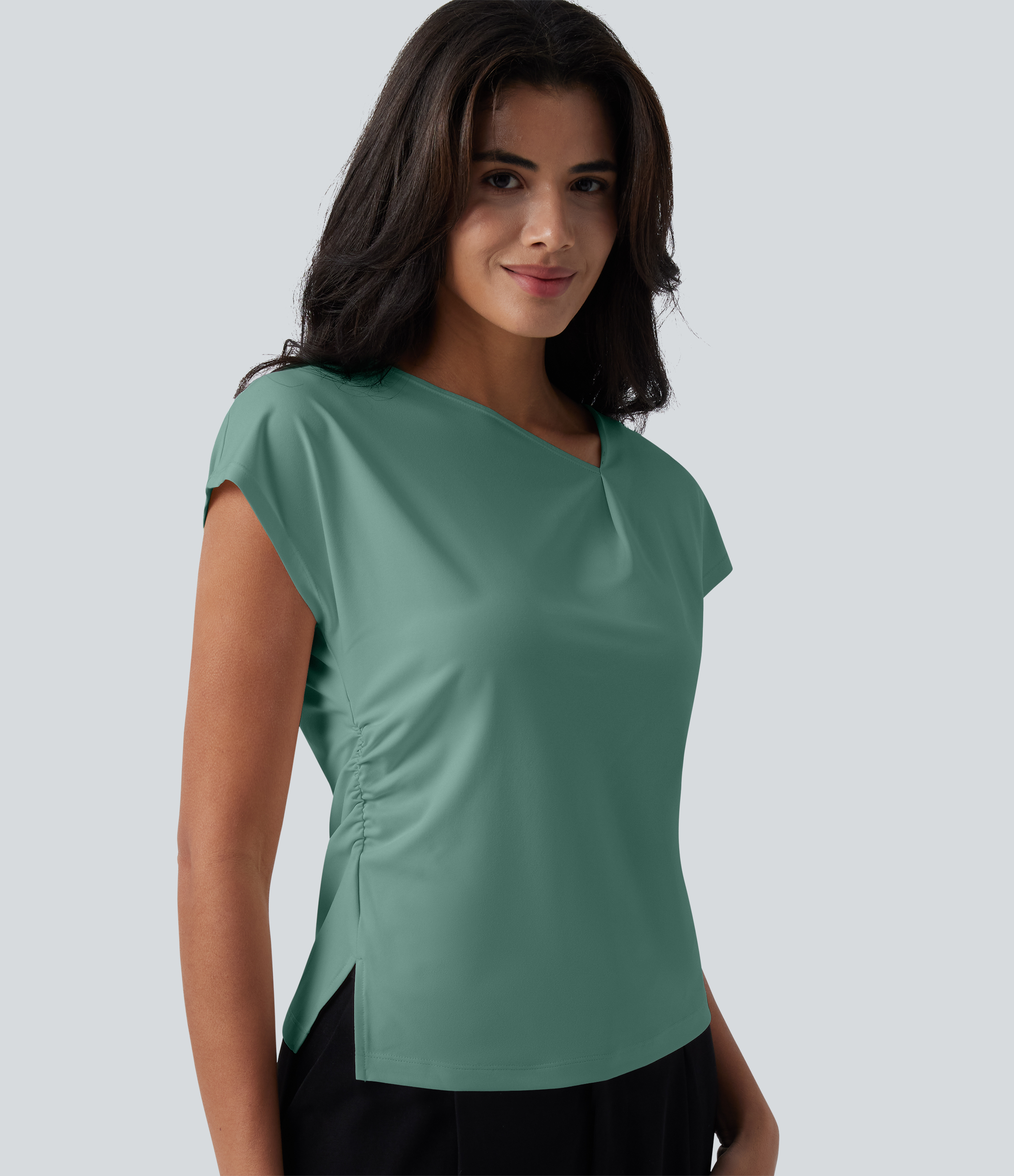 Asymmetrische Business-Bluse mit Wasserfall-Ausschnitt, kurzen Ärmeln, gerafftem Einsatz und geschlitztem Saum