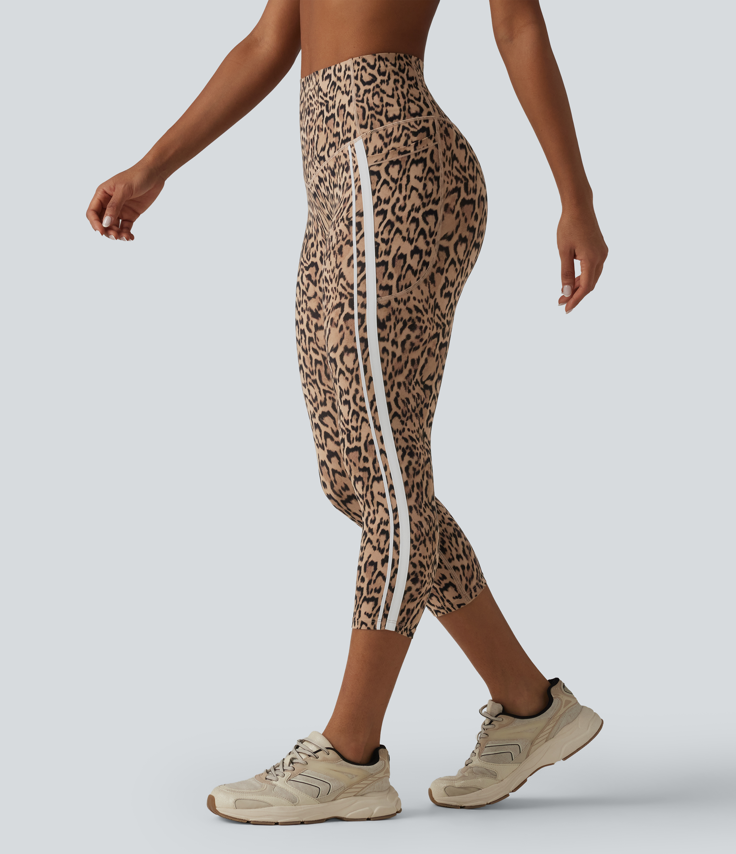 Halara UltraSculpt™ Leggings capri d'entraînement à imprimé léopard, taille haute, gainant au niveau du ventre, à bandes color-block, avec poches.