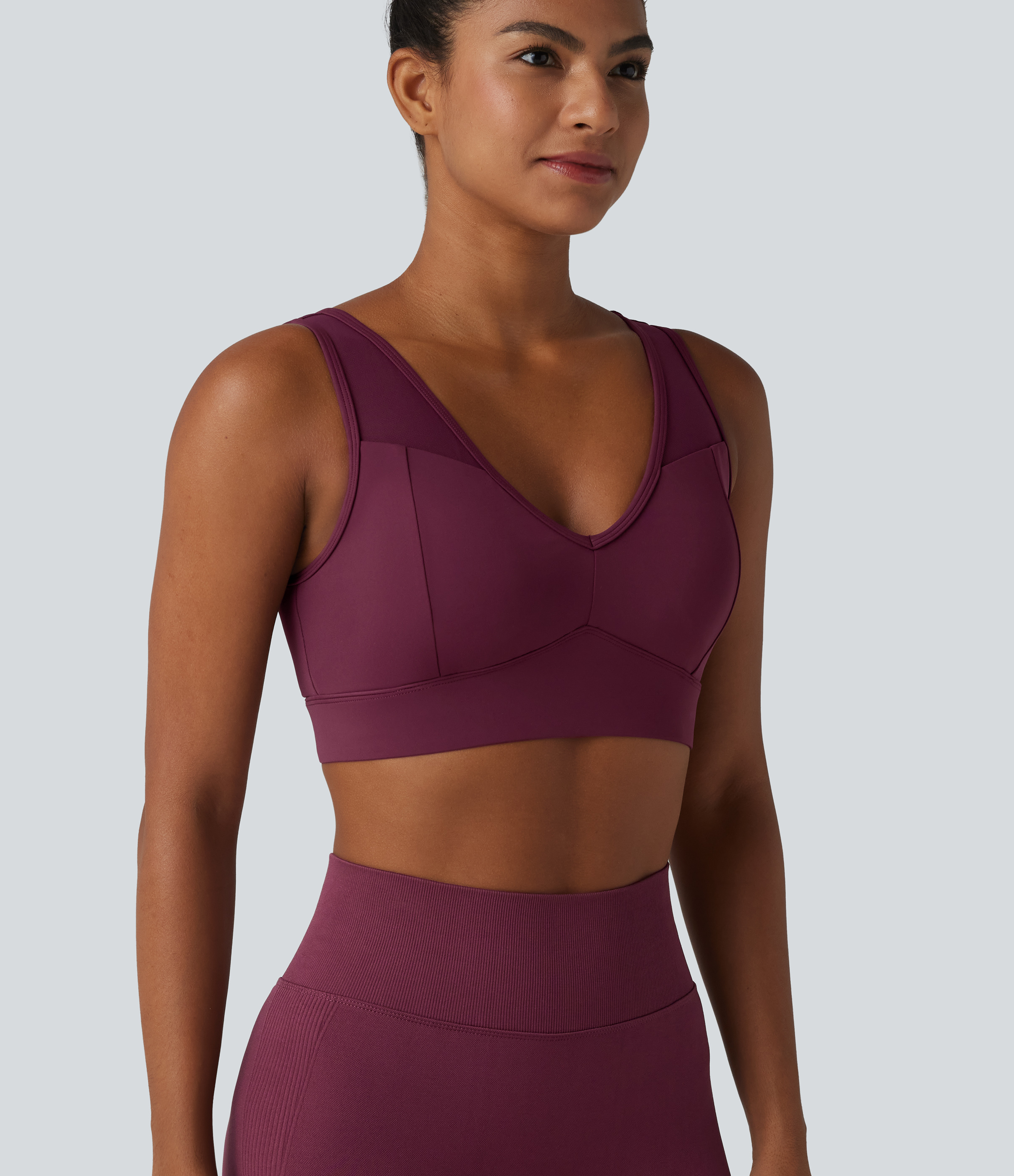 SoftlyZero™ Airy V-Ausschnitt-Sport-BH mit leichter Unterstützung, Kontrast-Mesh, integriertem BH und Cool-Touch für Yoga