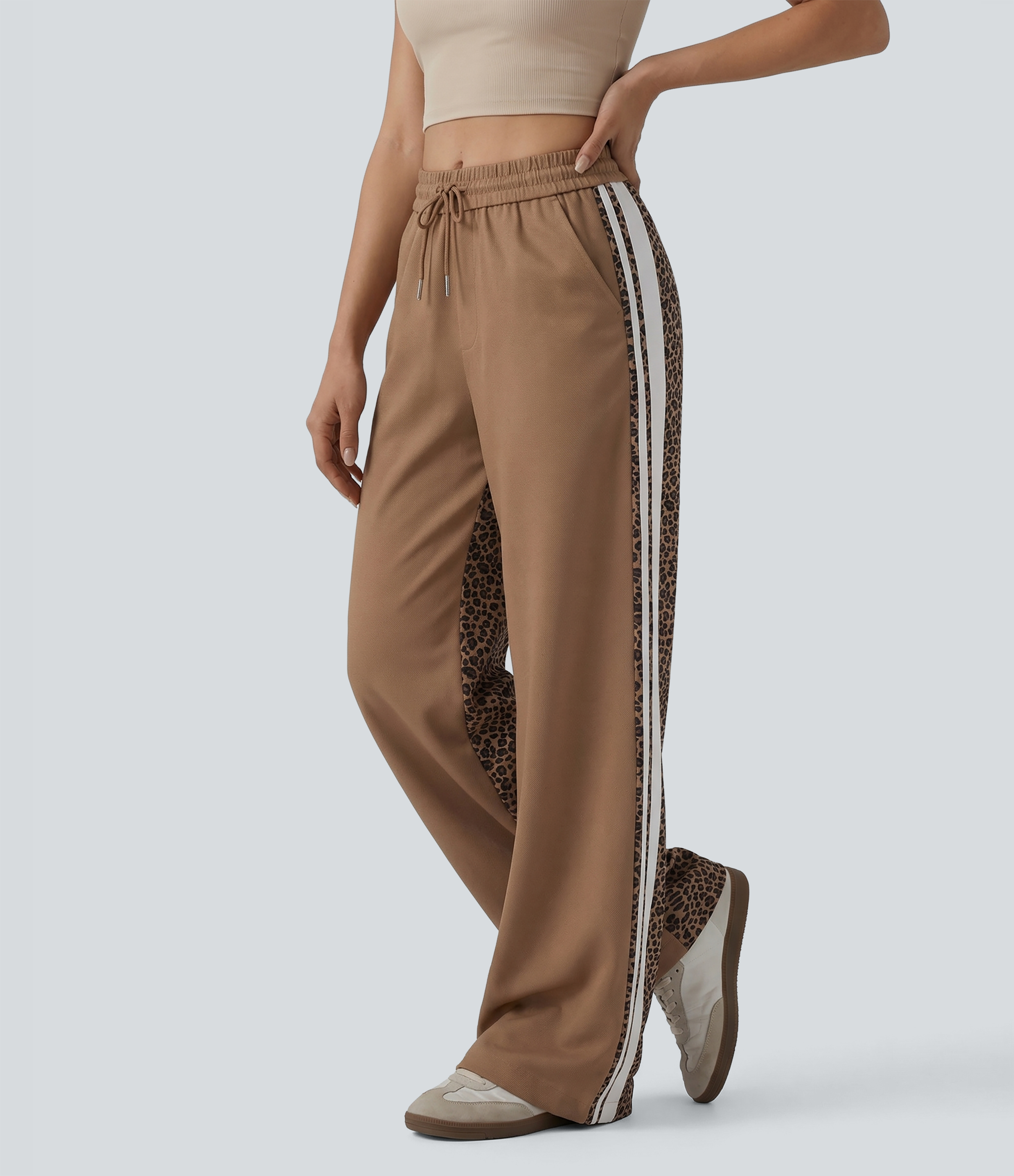 Mittelhoch geschnittene, lässige Baggy-Hose mit Kordelzug, Farbblockstreifen, kontrastierendem Leopardenmuster und Taschen