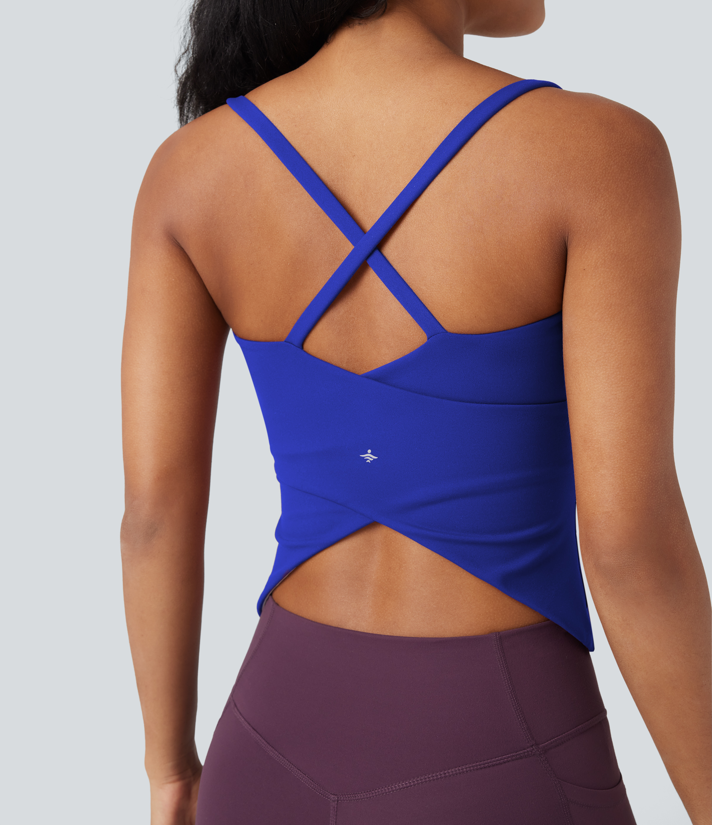 Top cami de yoga con cuello tipo canesú, espalda cruzada y bajo superpuesto