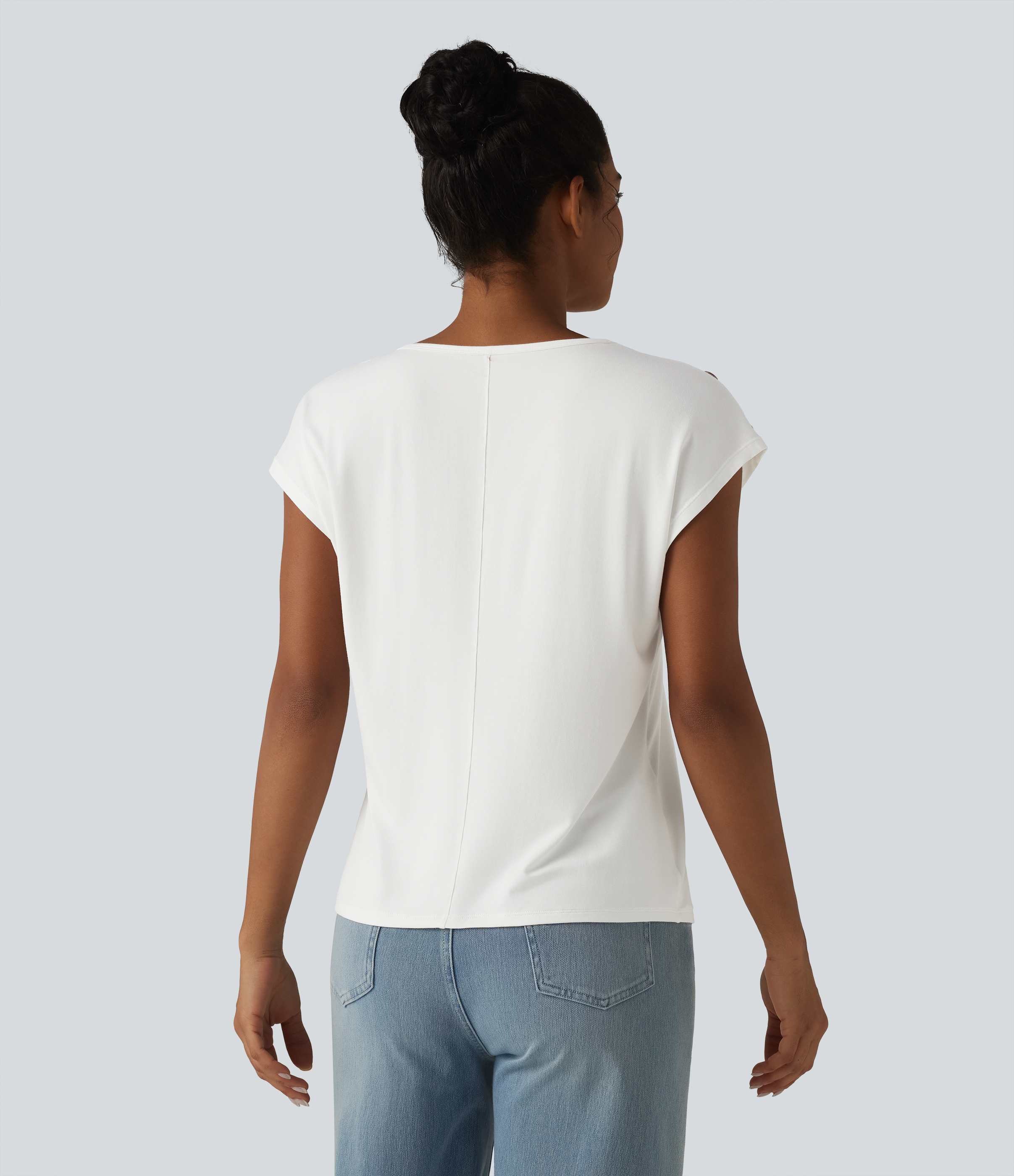 Biały T-shirt z dekoltem w serek, ozdobnymi guziczkami, krótkimi rękawami typu cap i luźnym, casualowym krojem / 2