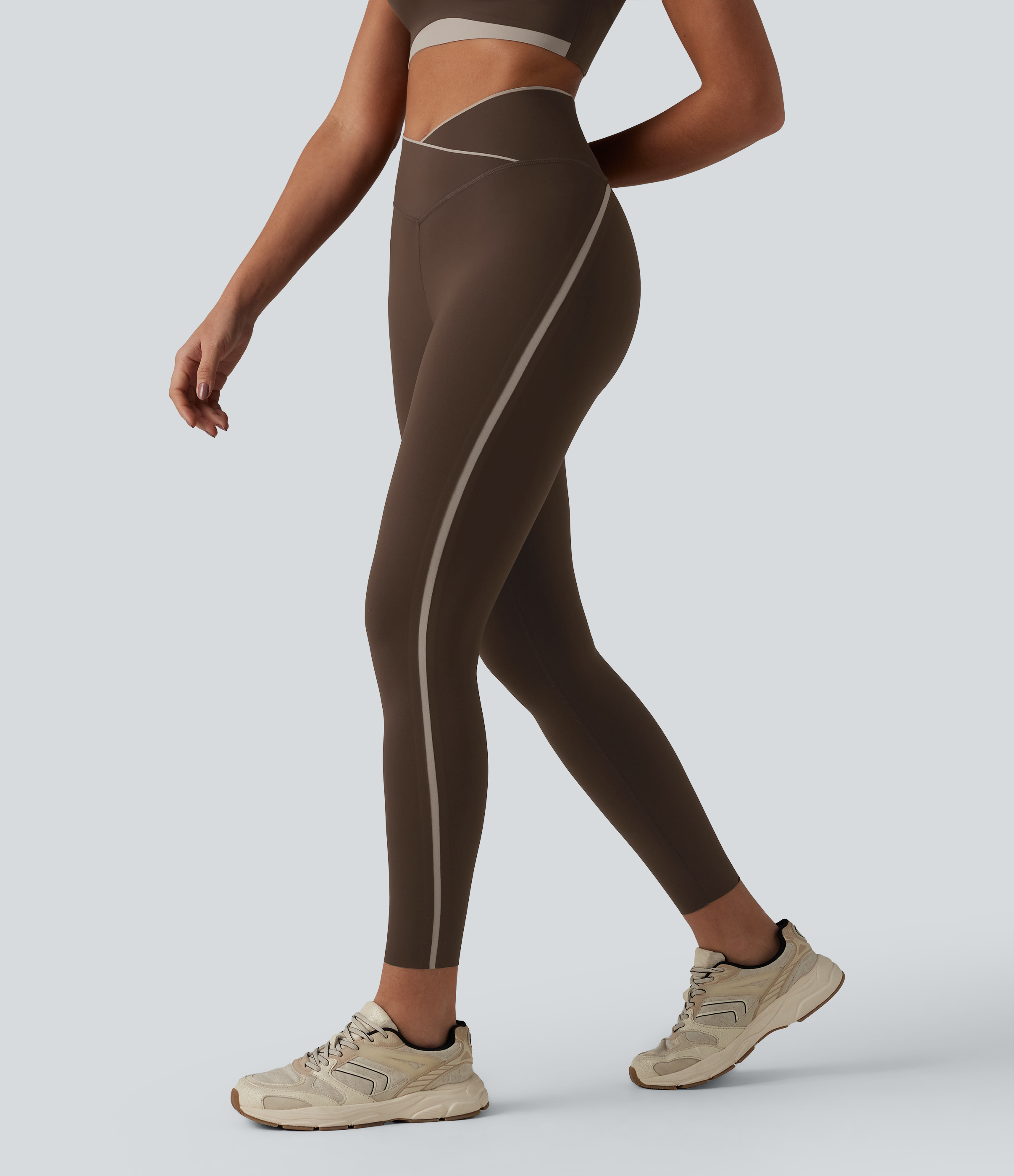 Hoch geschnittene Wanderleggings mit überkreuztem Bund, formender Bauchkontrolle, Color-Block-Design und Tasche