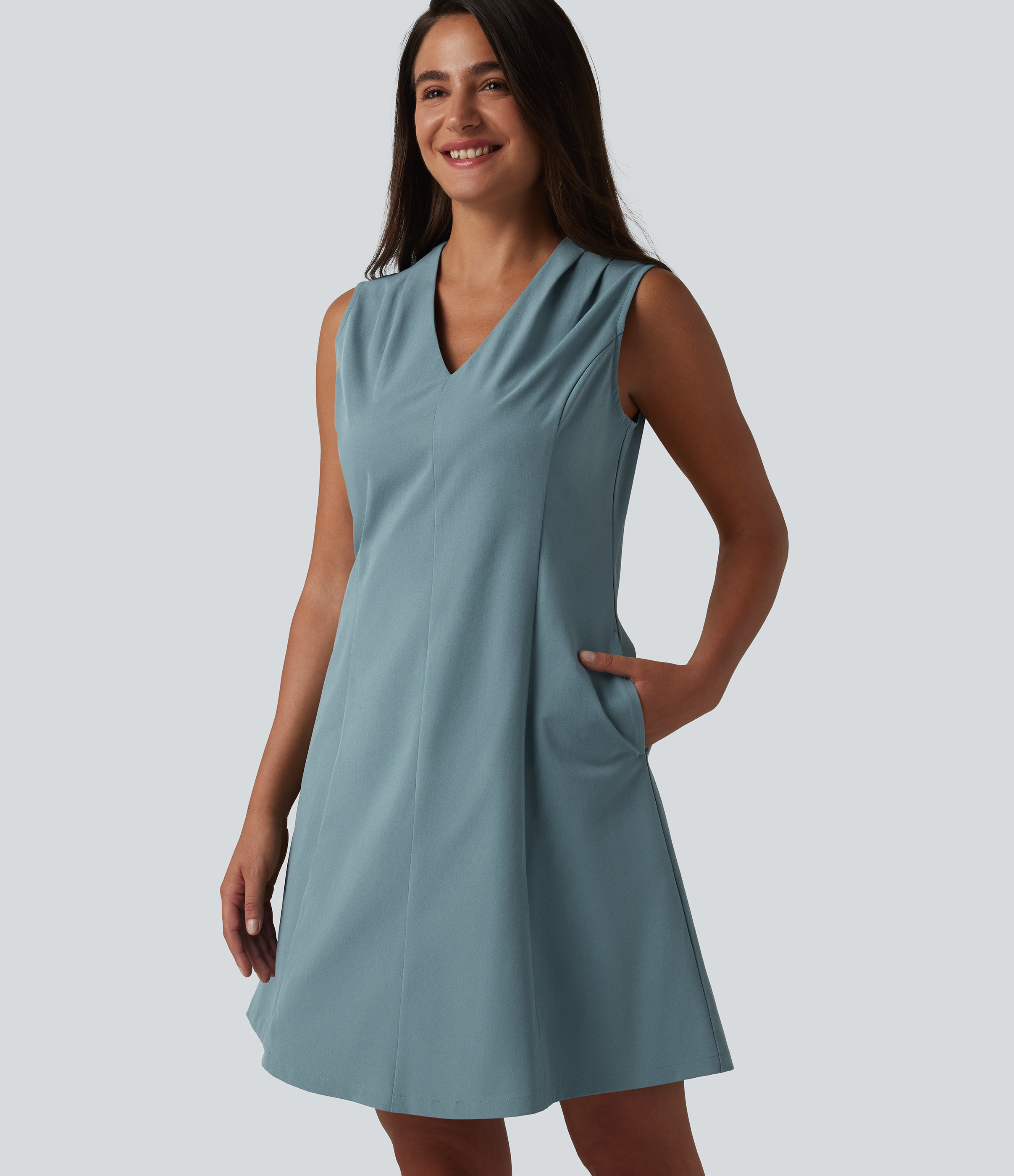 Stone Blue V-Ausschnitt, ärmelloses, plissiertes Mini-A-Linien-Kleid aus dehnbarem Popeline mit unsichtbarem Reißverschluss und Taschen / 1