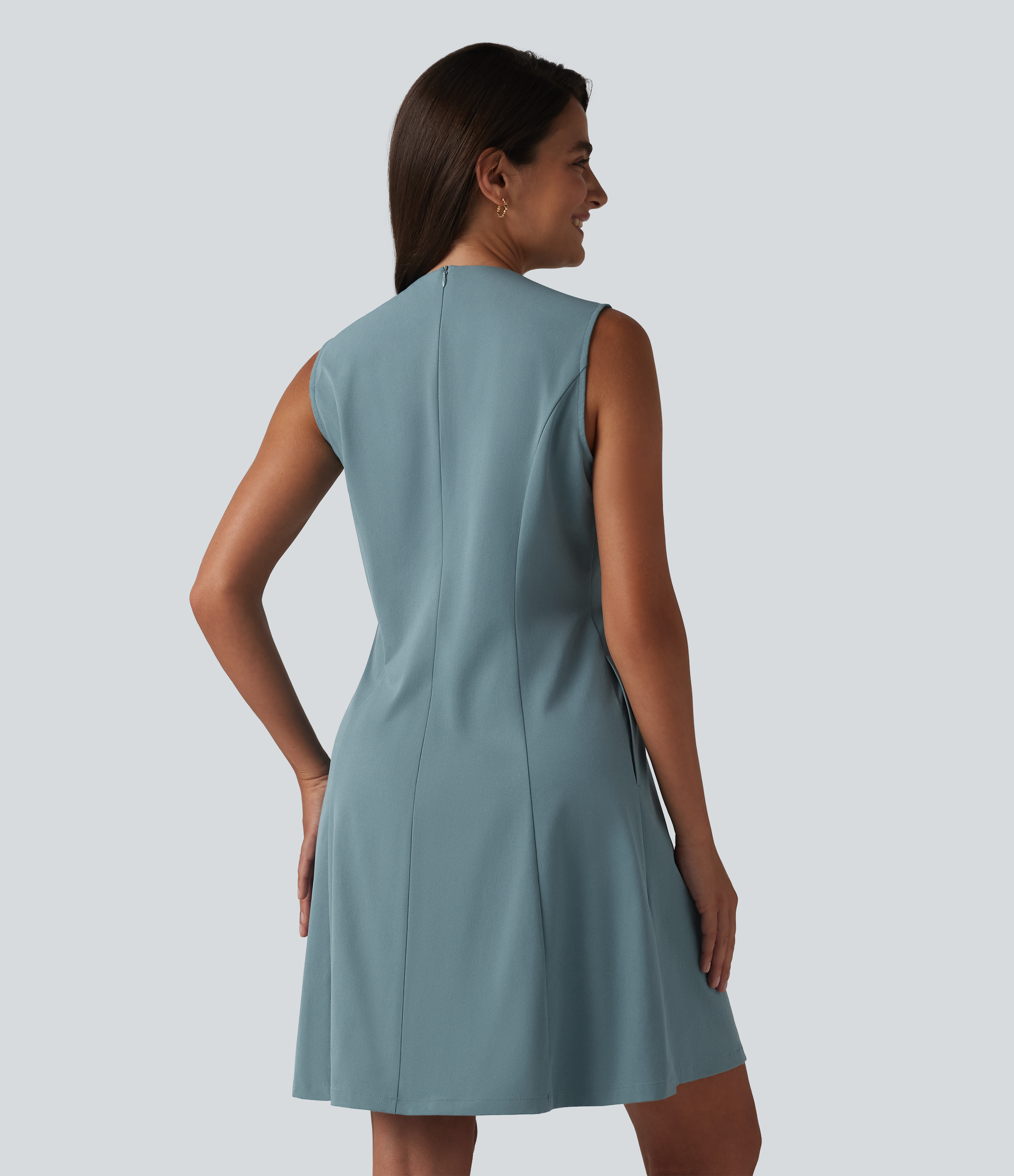 Stone Blue V-Ausschnitt, ärmelloses, plissiertes Mini-A-Linien-Kleid aus dehnbarem Popeline mit unsichtbarem Reißverschluss und Taschen / 2