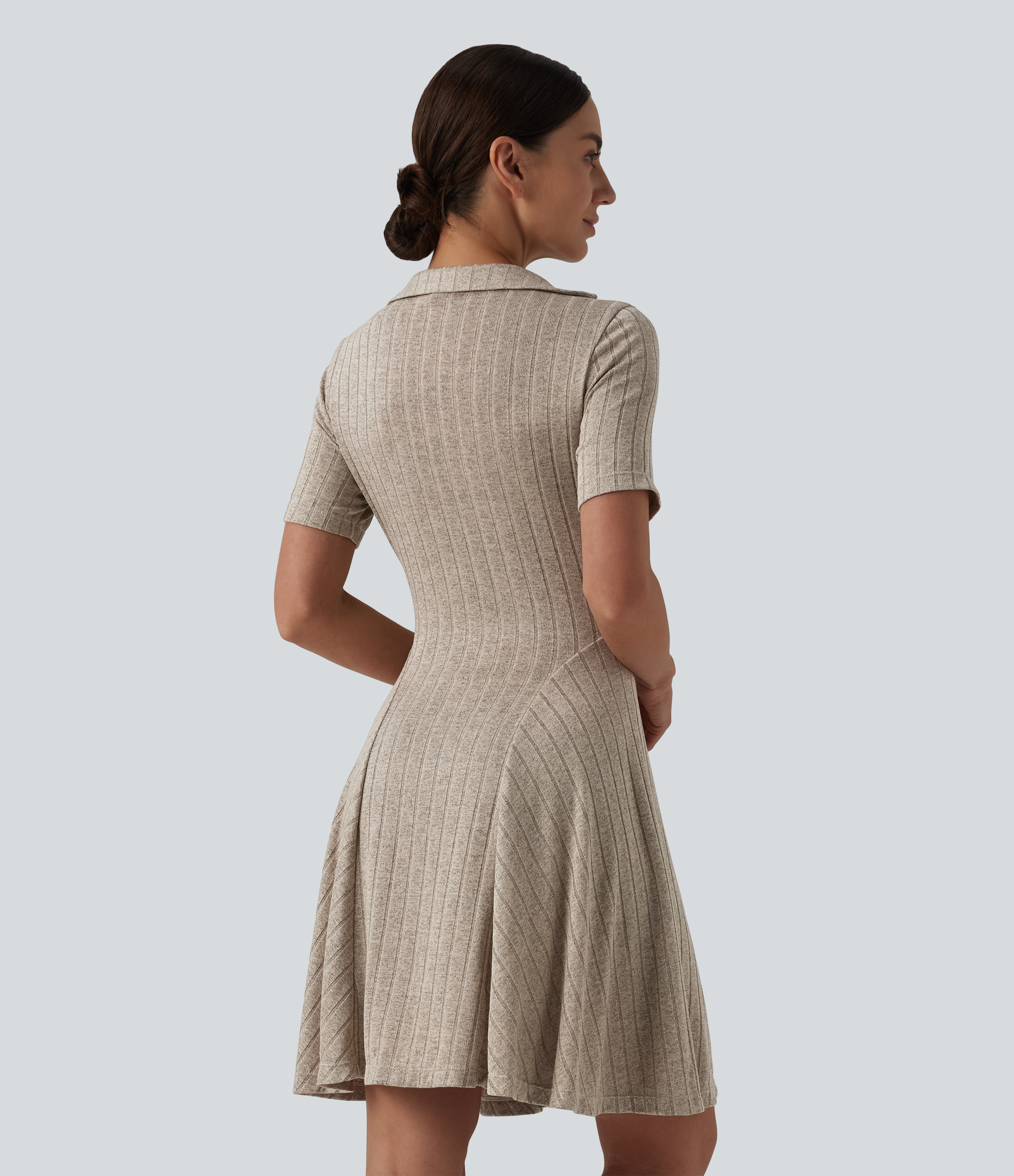 Cement Geripptes Strick-Minikleid mit V-Ausschnitt, kurzen Ärmeln und ausgestelltem Saum – lässig / 2