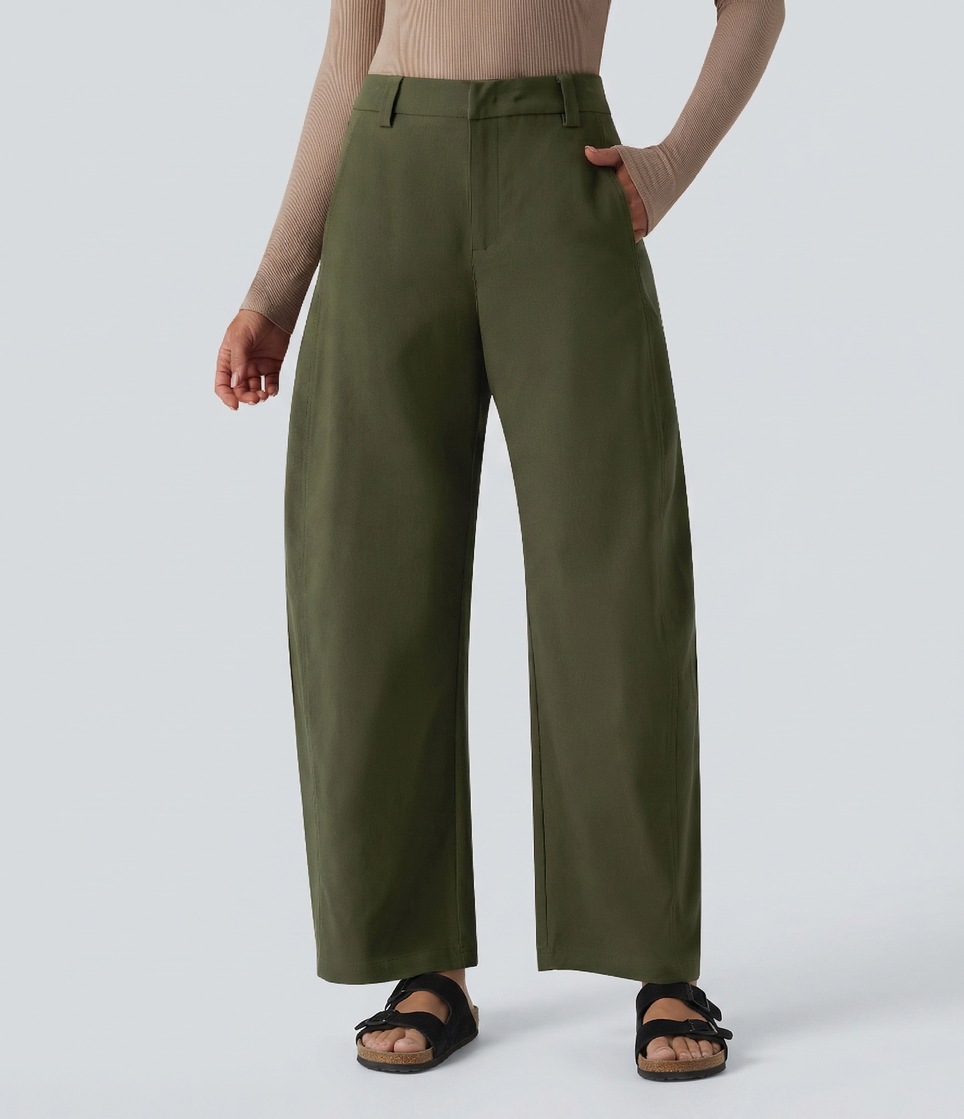 Mittelhoch geschnittene, taillierte Hose mit Taschen