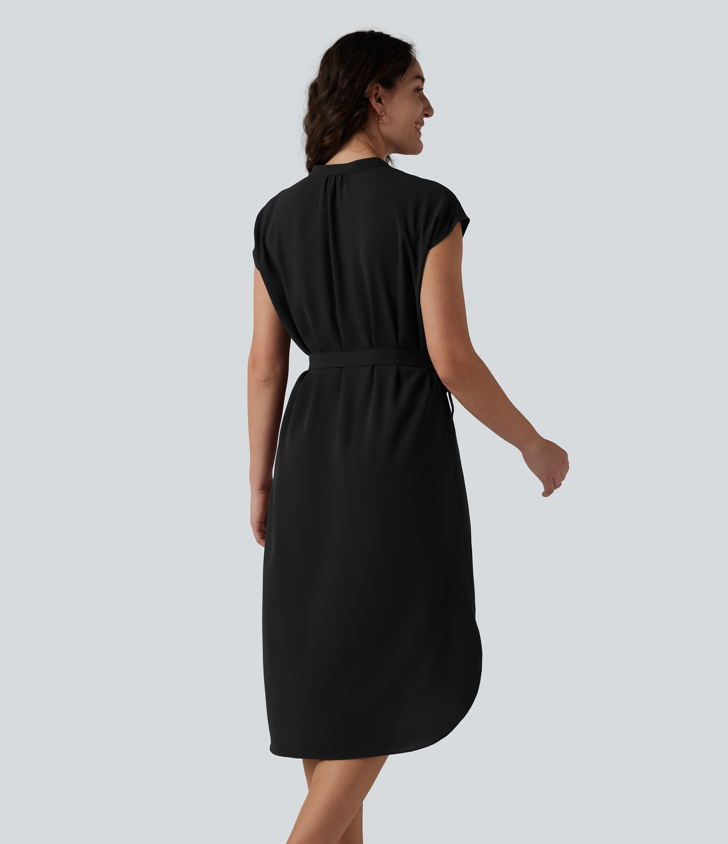 Noir Robe-chemise midi de travail à manches courtes avec ceinture, ourlet arrondi et poches / 2