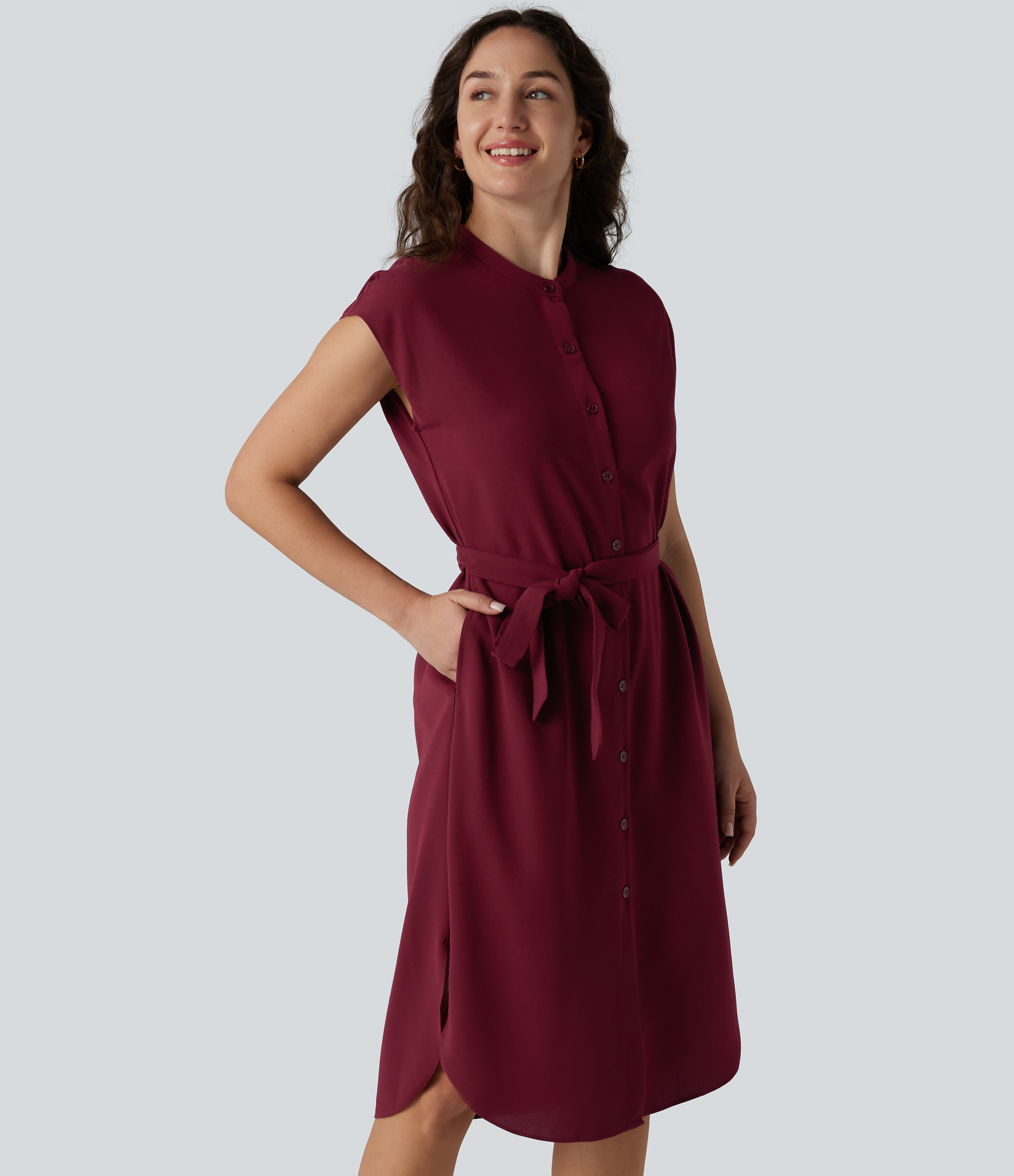 Kurzärmeliges Hemdkleid im Work-Look, Midilänge, mit Gürtel, geschwungenem Saum und Taschen