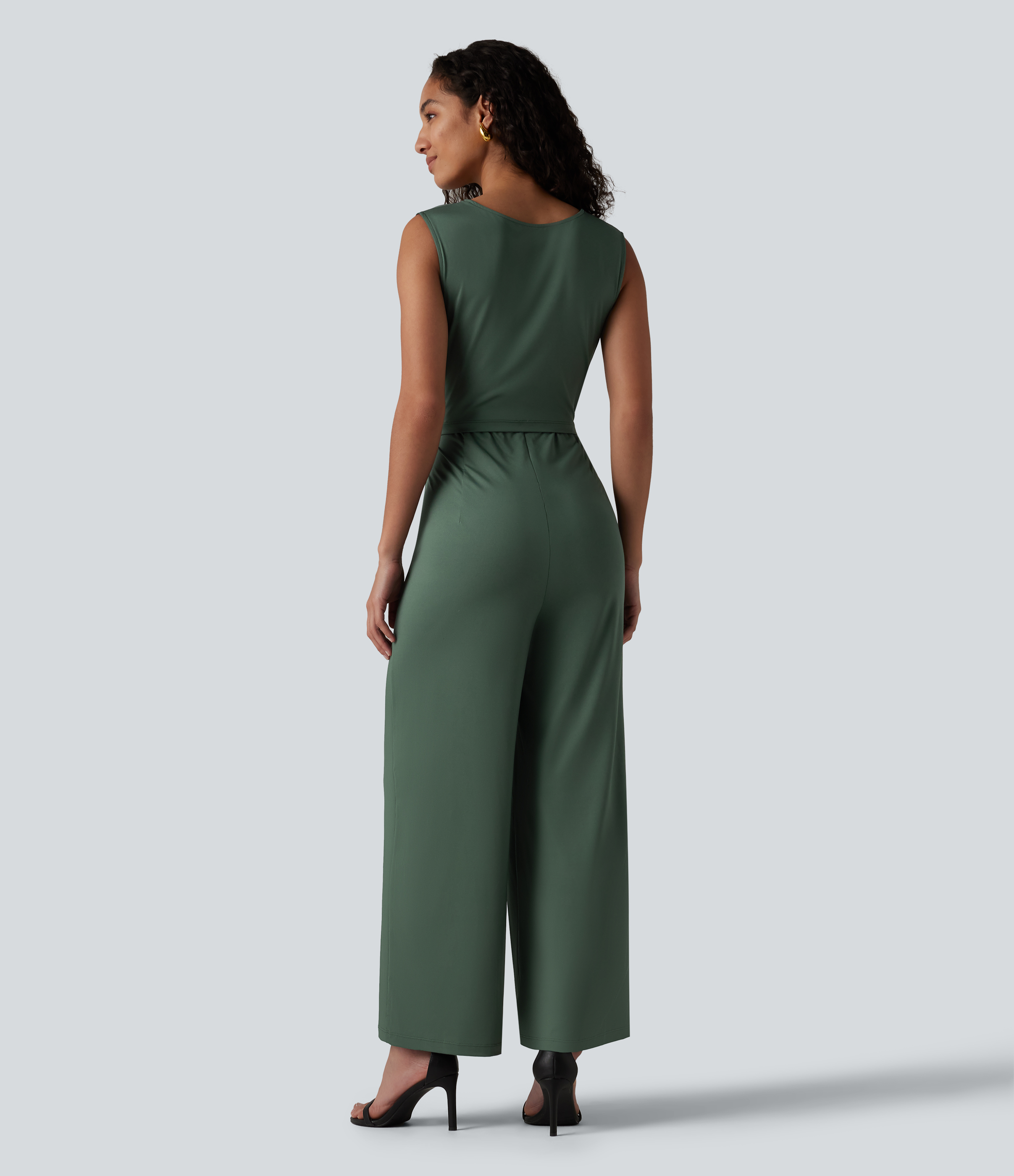 Duck Green Ärmelloser Jumpsuit mit Rundhalsausschnitt, Crossover‑Taille, geradem Bein und Taschen – für die Arbeit. Easy Peezy / 2