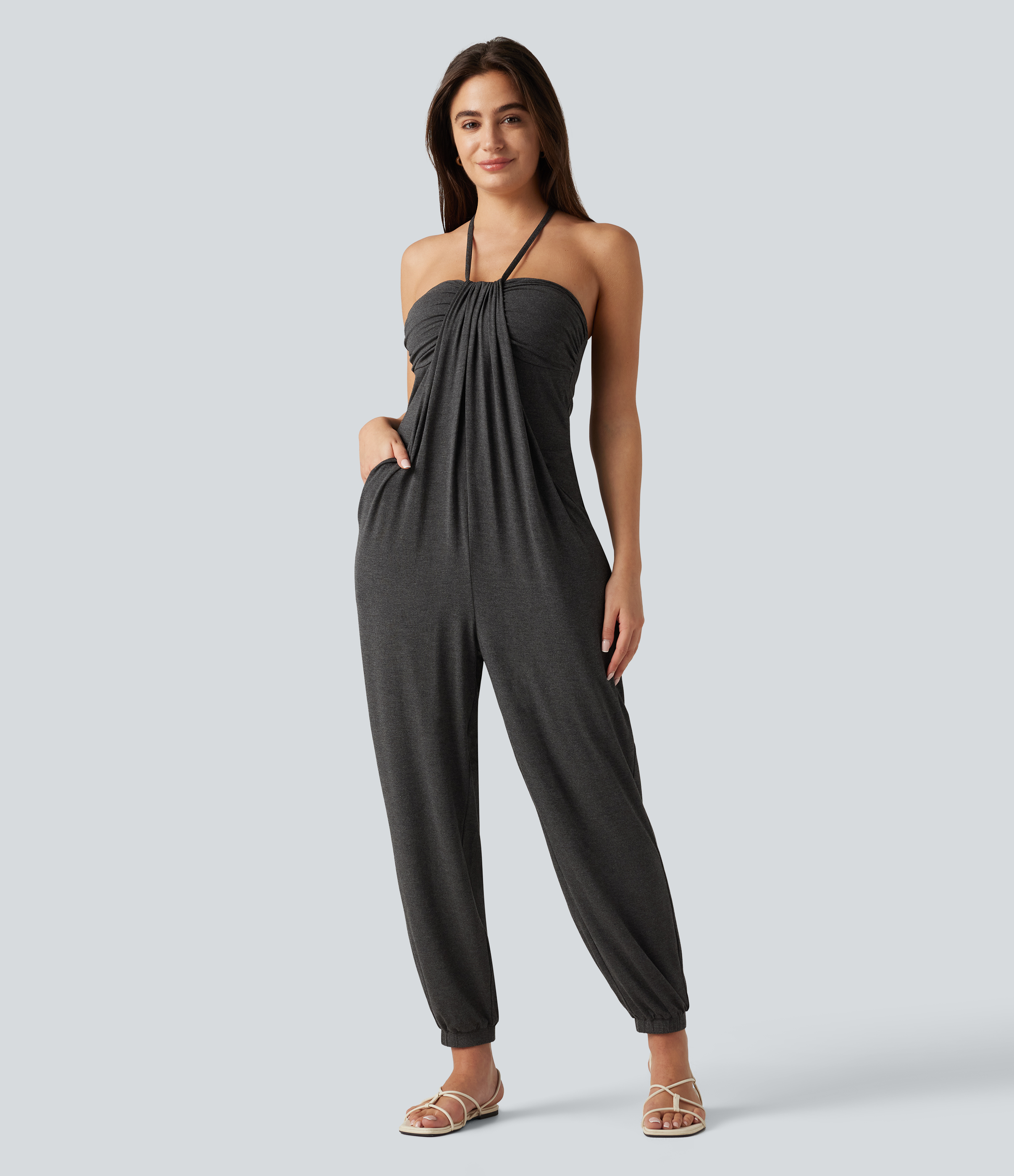 Combinaison-pantalon fuselée de style resort avec soutien-gorge intégré et dos nu à nouer, dotée de poches