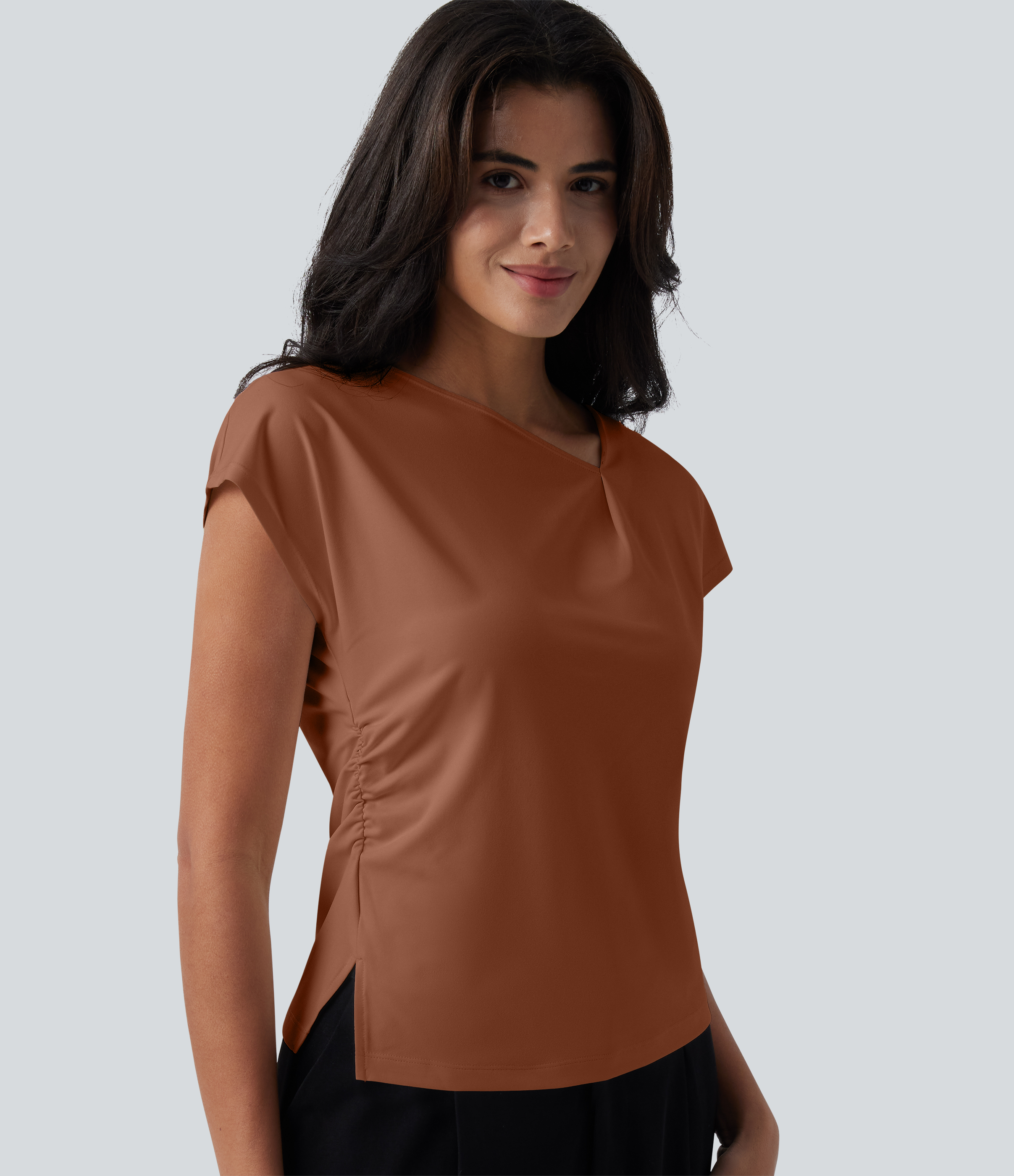 Asymmetrische Business-Bluse mit Wasserfall-Ausschnitt, kurzen Ärmeln, gerafftem Einsatz und geschlitztem Saum