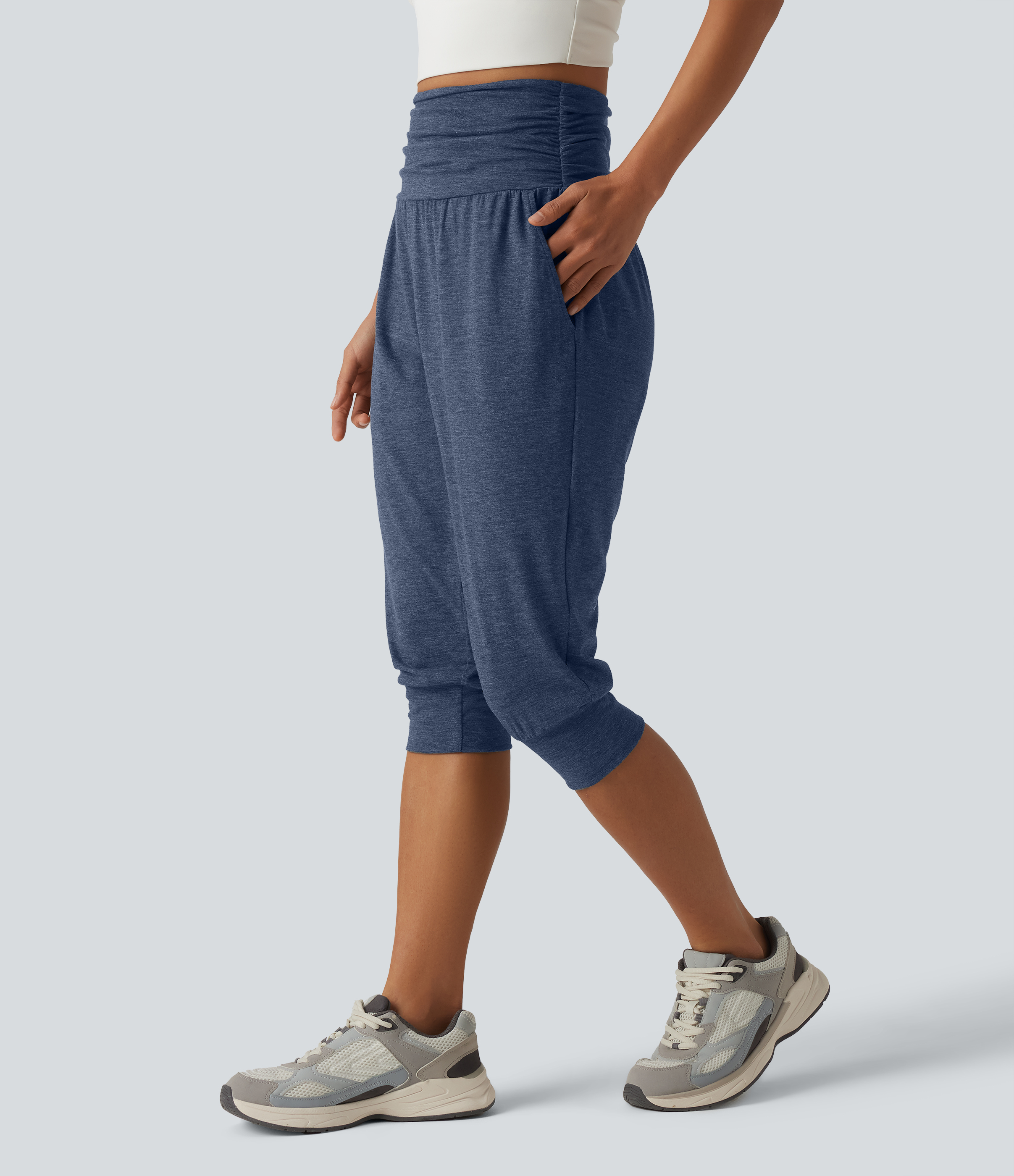 Geraffte Pedal-Pusher-Yoga-Jogginghose mit hohem Bund und Seitentaschen