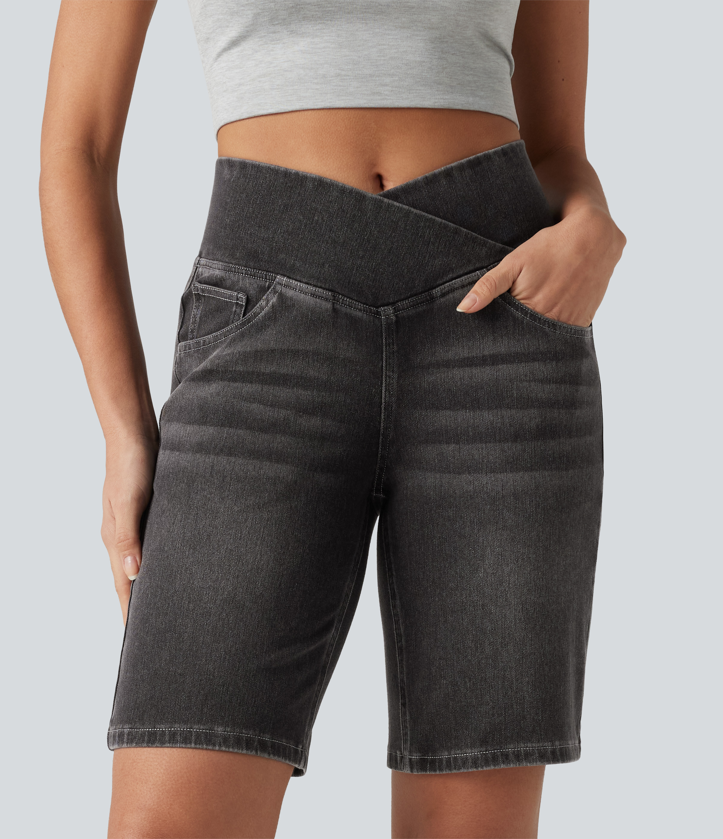 Halara Flex™ denim stuttbuxur með háum mitti, krossaðri framan, magastýringu og vösum