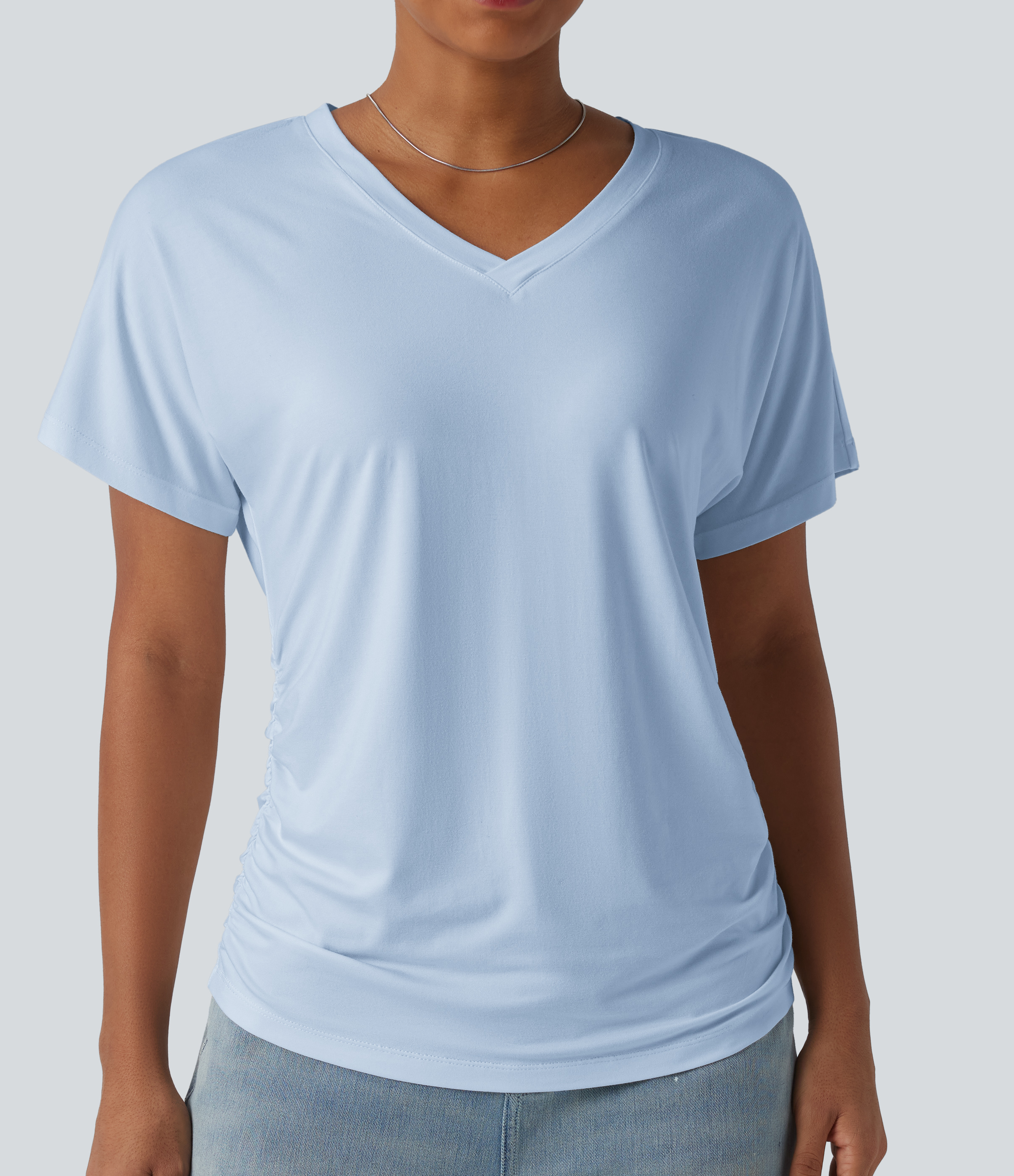 Schlichtes Freizeit-T-Shirt mit V-Ausschnitt, kurzen Ärmeln und Raffung