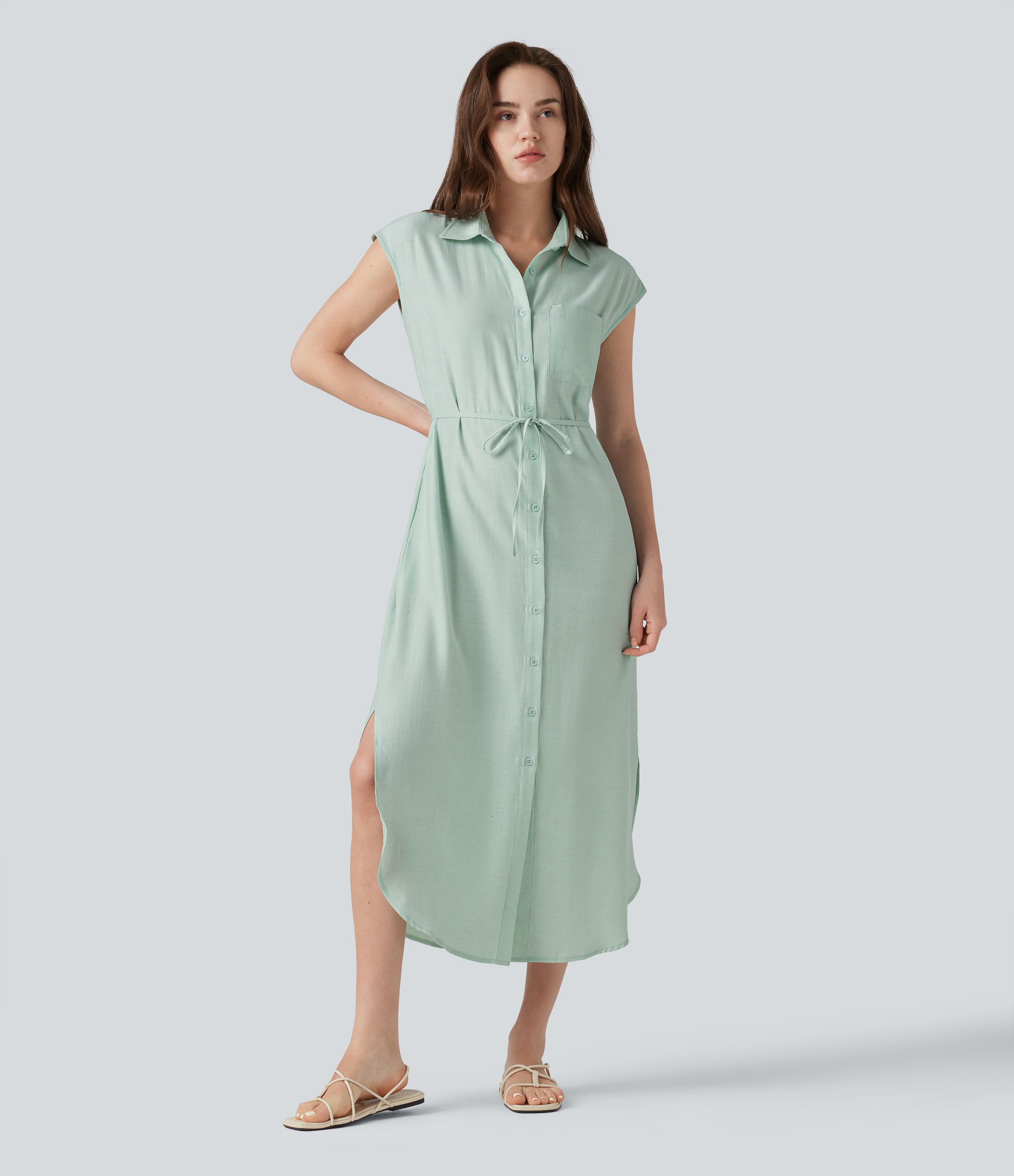 Lässiges Hemd-Midikleid aus Leinenmischung mit Kragen, mehreren Taschen, kurzen Ärmeln, Gürtel, Schlitz und abgerundetem Saum
