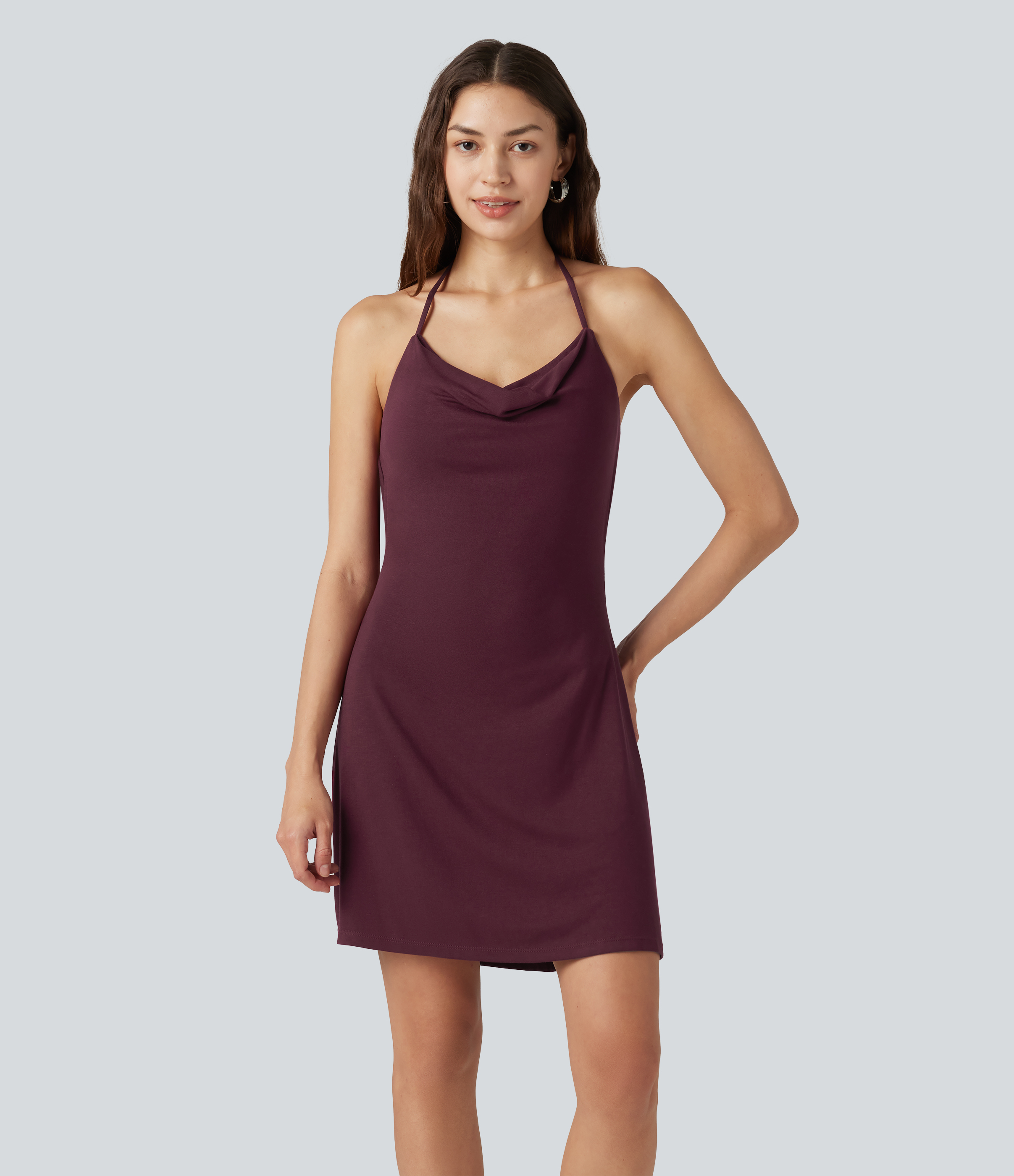 Maroon Banner Vestido mini casual acanalado con escote halter drapeado, espalda descubierta y sujetador incorporado. / 2