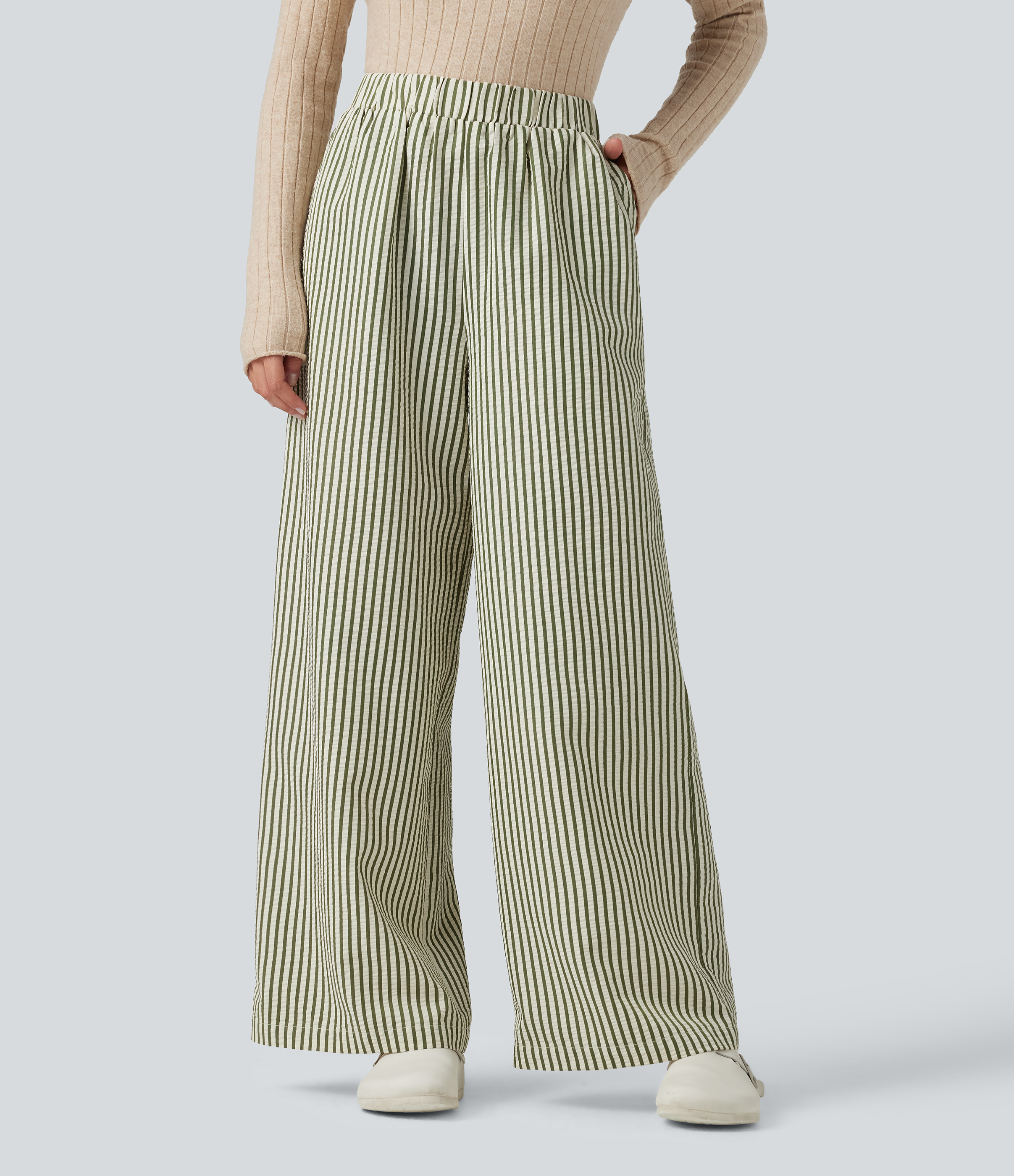 Hochgeschnittene, gestreifte, weite Loungehose mit Taschen
