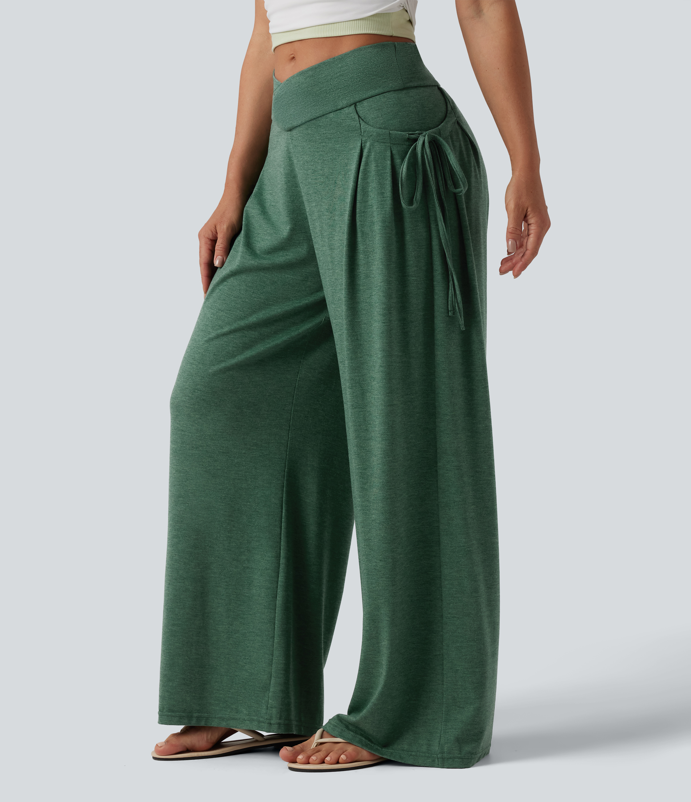 Hoch geschnittene Crossover-Hose mit Schnürung, weitem Bein, meliertem Stoff und Taschen