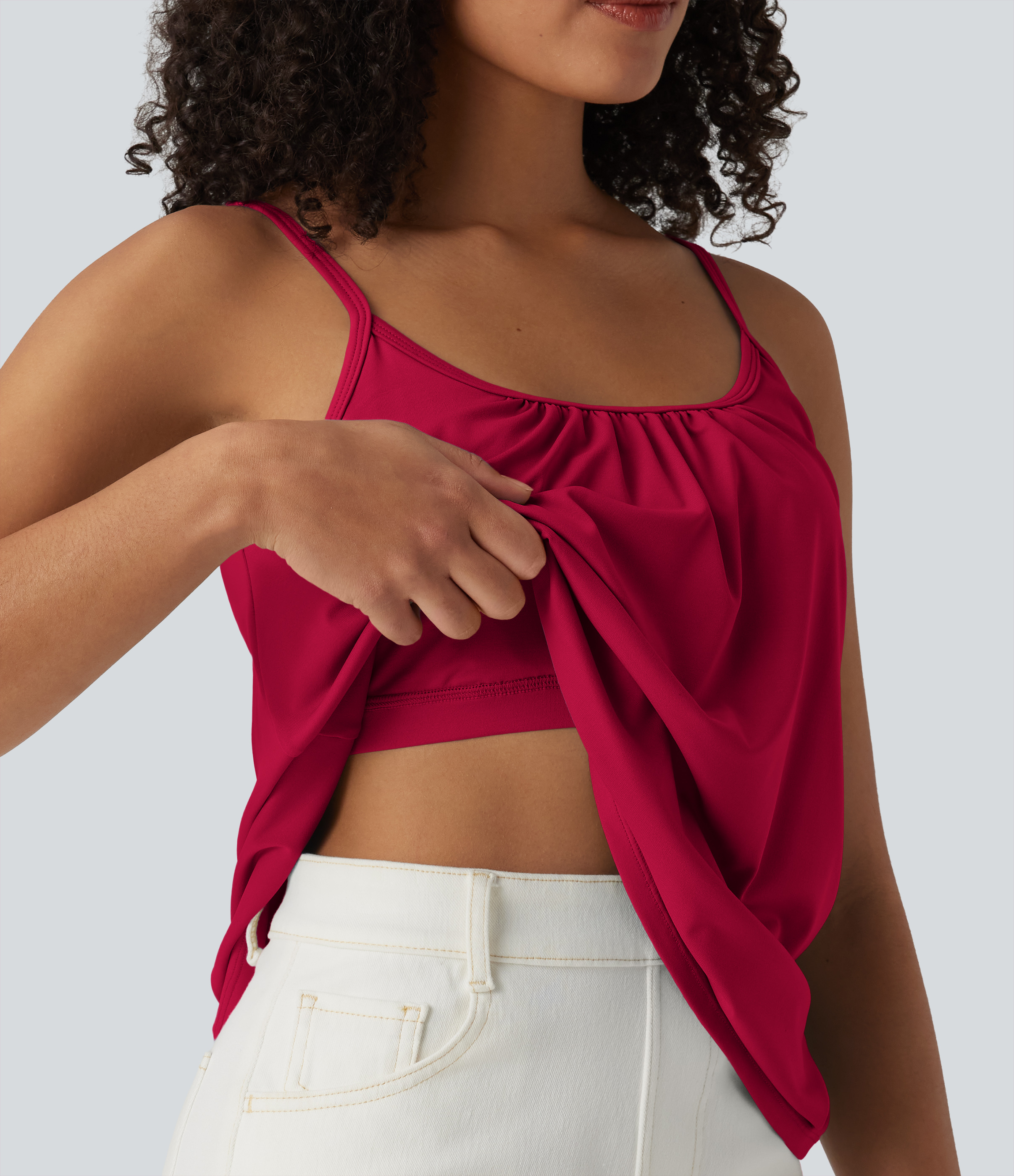 Top cami casual 2 en 1 con tirantes ajustables, fruncido y sujetador integrado