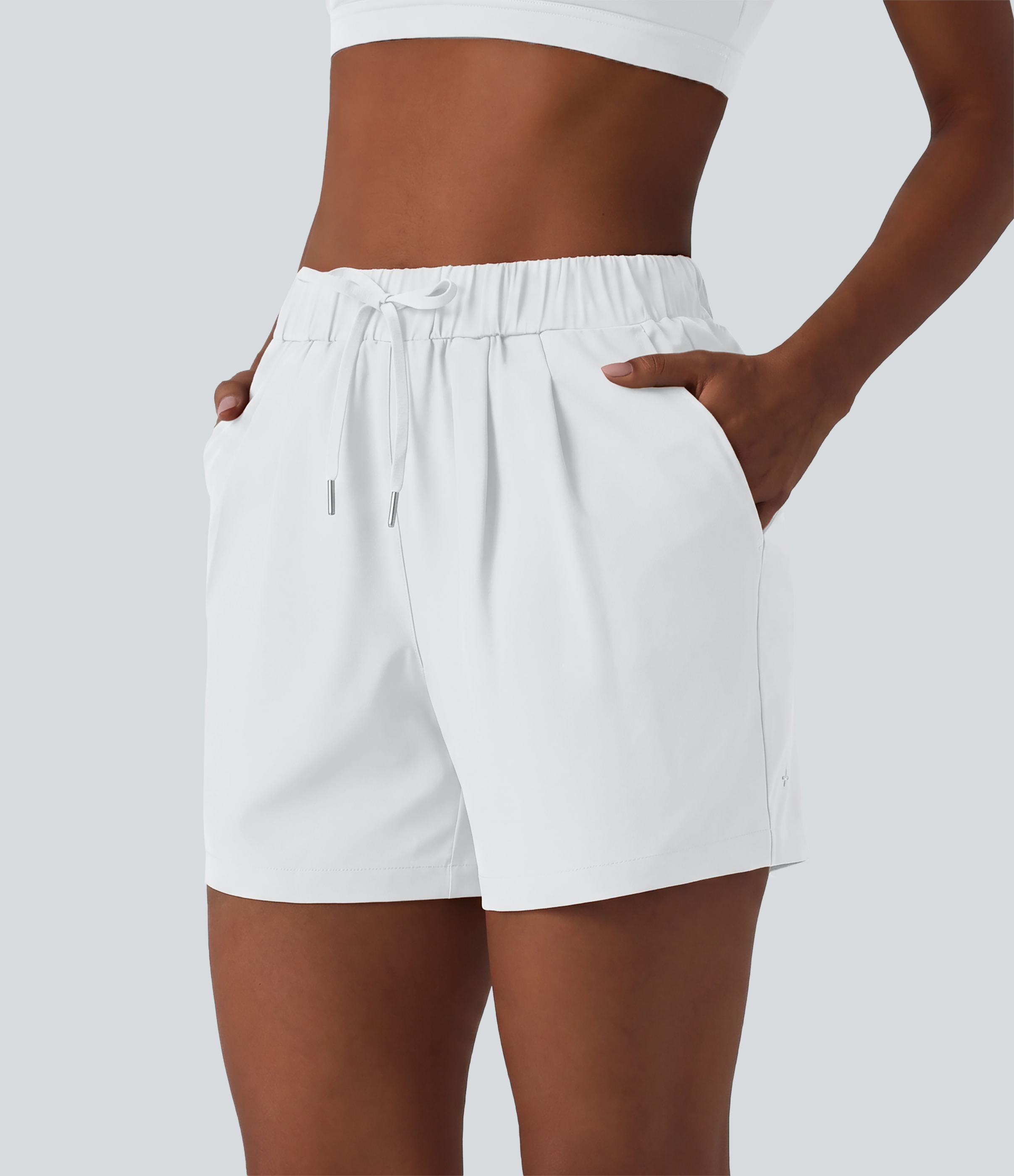 Shorts de yoga plissés taille haute avec ceinture élastique à cordon, longueur 5" et poches