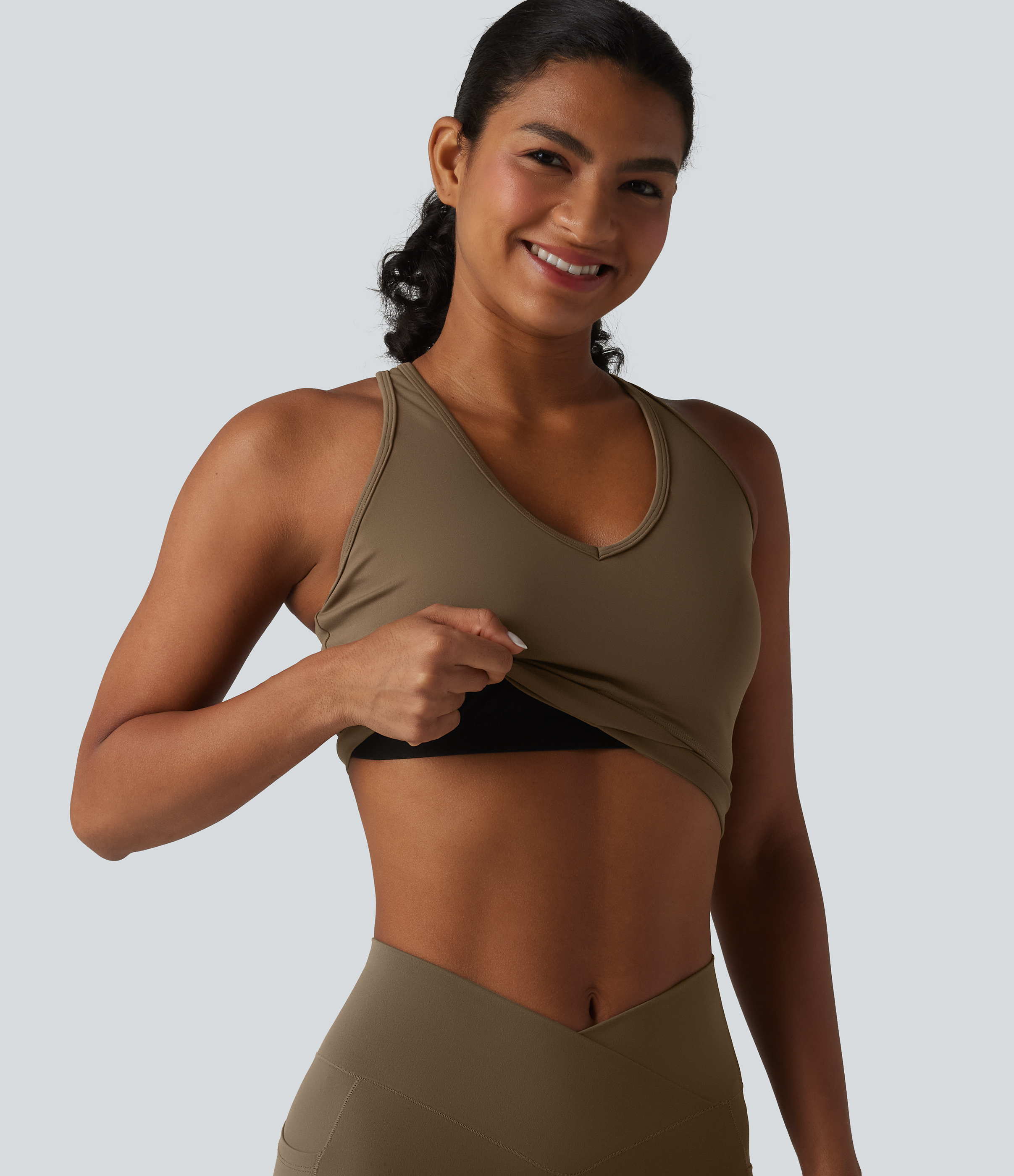 Softlyzero™ Airy - Verkürztes Yoga-Tanktop mit V-Ausschnitt, Racerback, integriertem BH, Cool-Touch und überkreuztem Saum - UPF50+