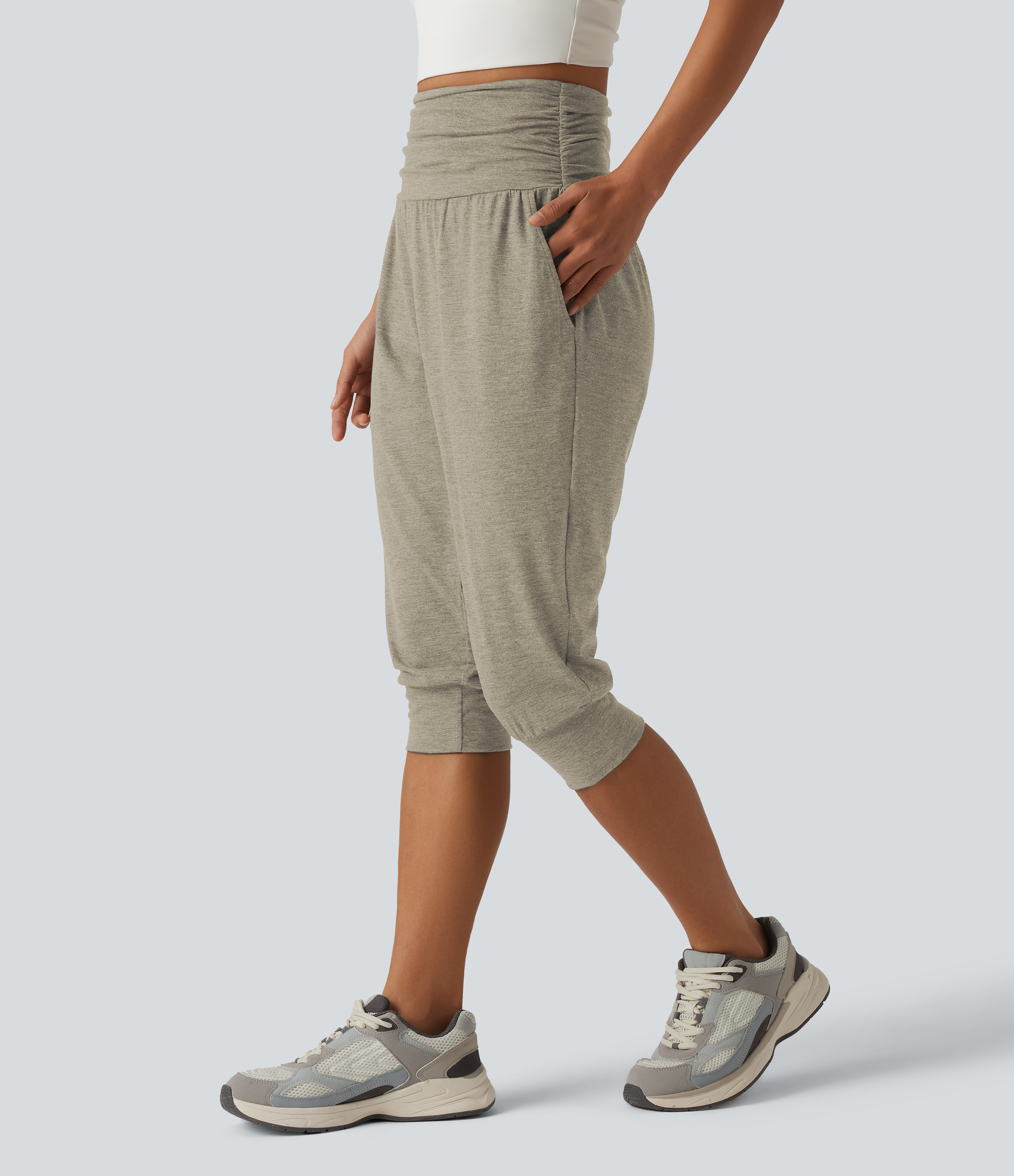 Joggers tipo pedal-pushers para yoga de talle alto, fruncidos, en tejido jaspeado, con bolsillos