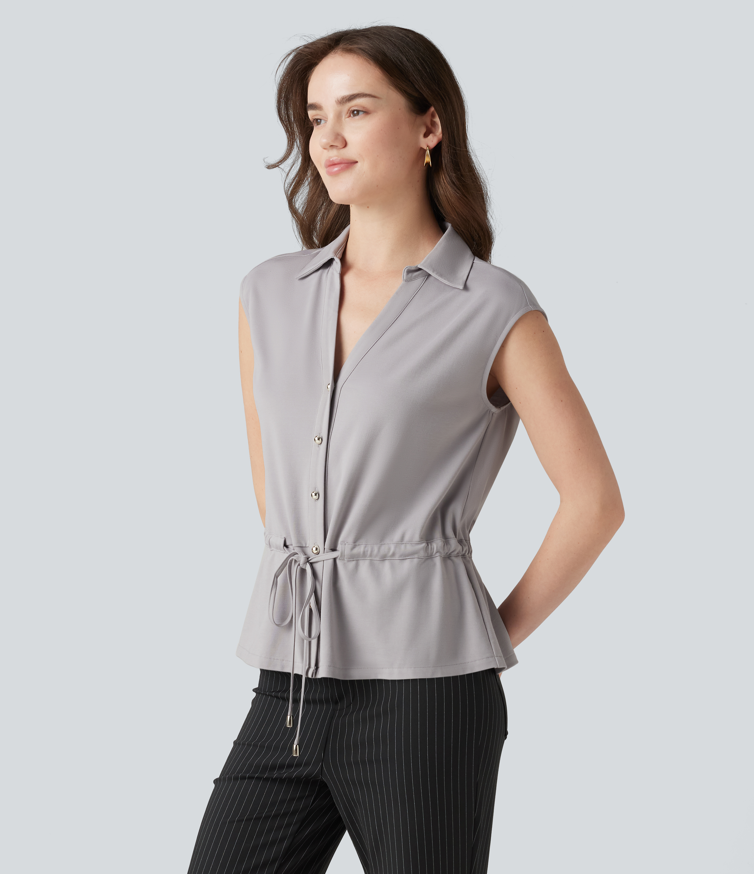 Camisa de trabajo sin mangas con escote en V, bragueta abotonada y cordón ajustable