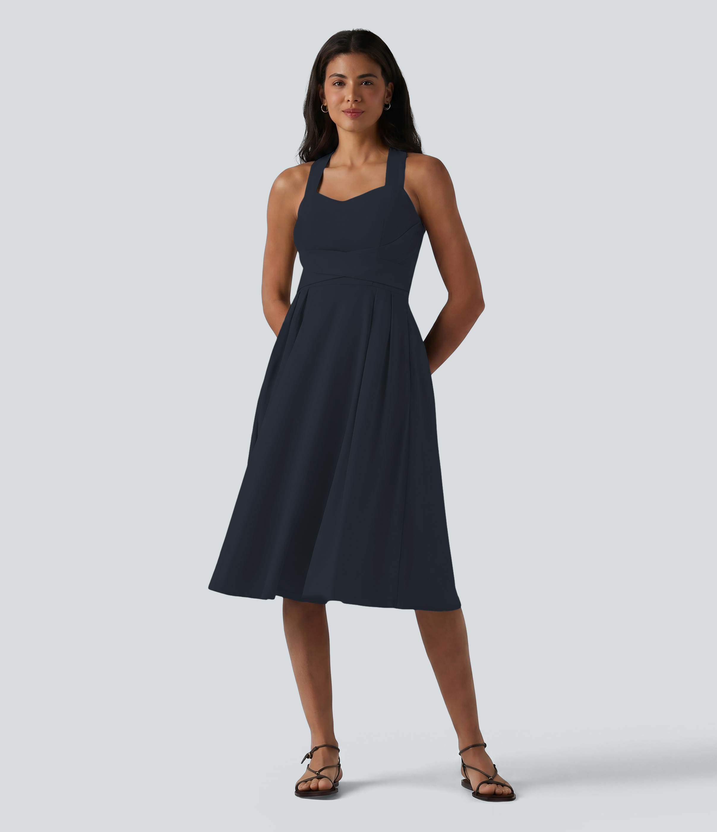 Ärmelloses Midi-Kleid mit Herzausschnitt, überkreuzten Bändern zum Binden im Rücken, lässig und fließend, mit Taschen.