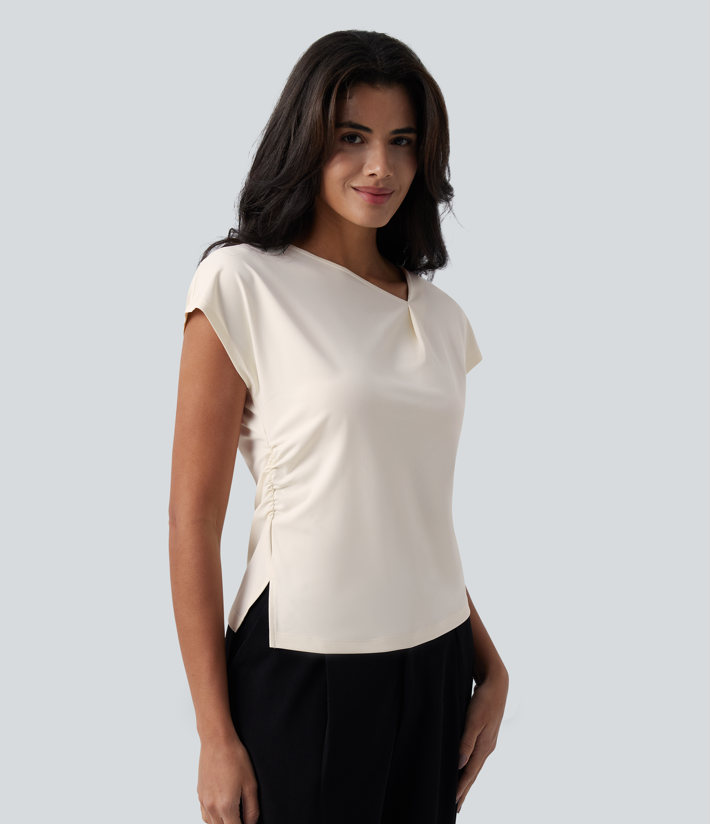 Blusa de trabajo con escote drapeado asimétrico, manga corta, fruncida y dobladillo con abertura