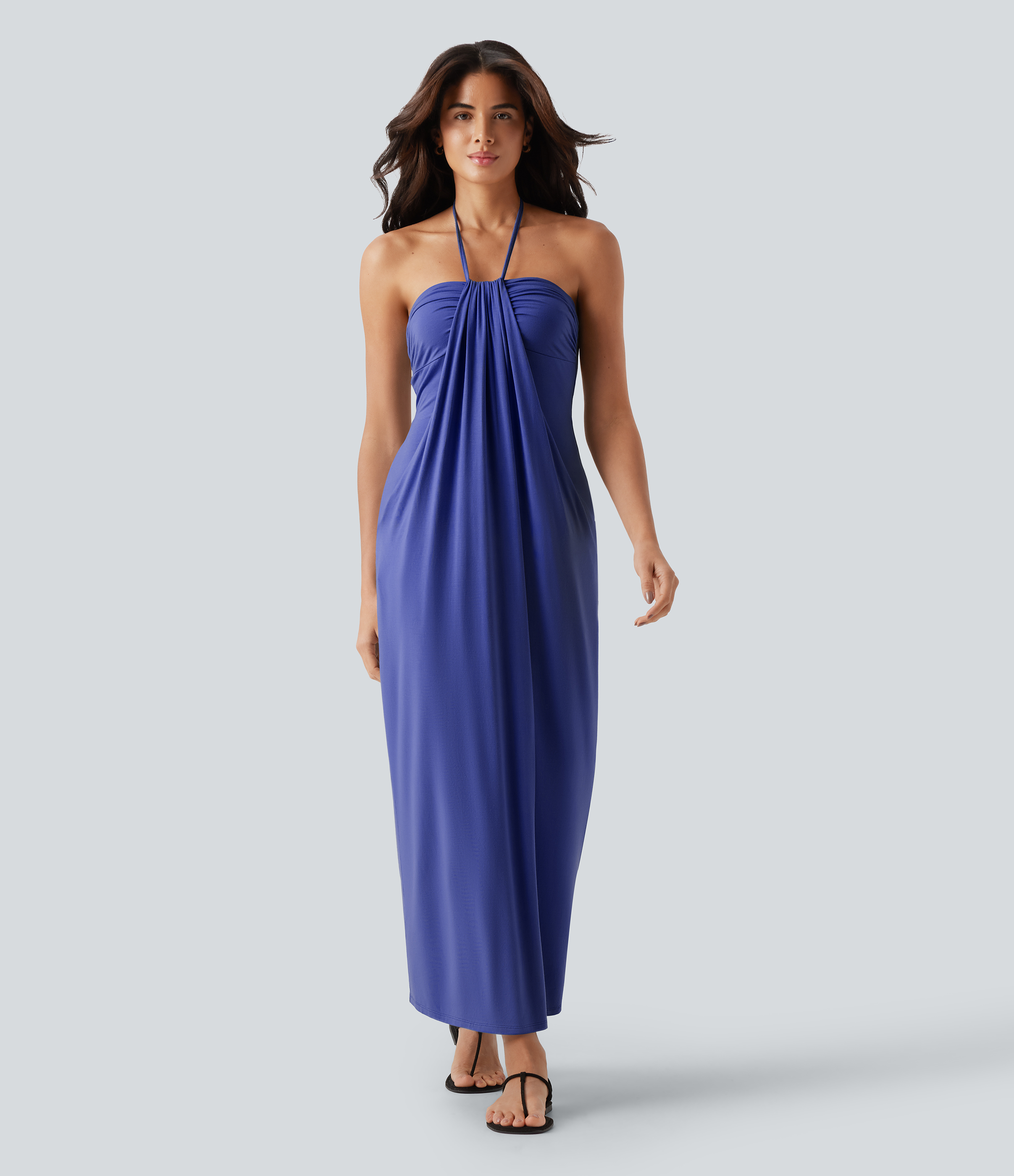 Vestido maxi halter con lazada en la espalda y bolsillos.